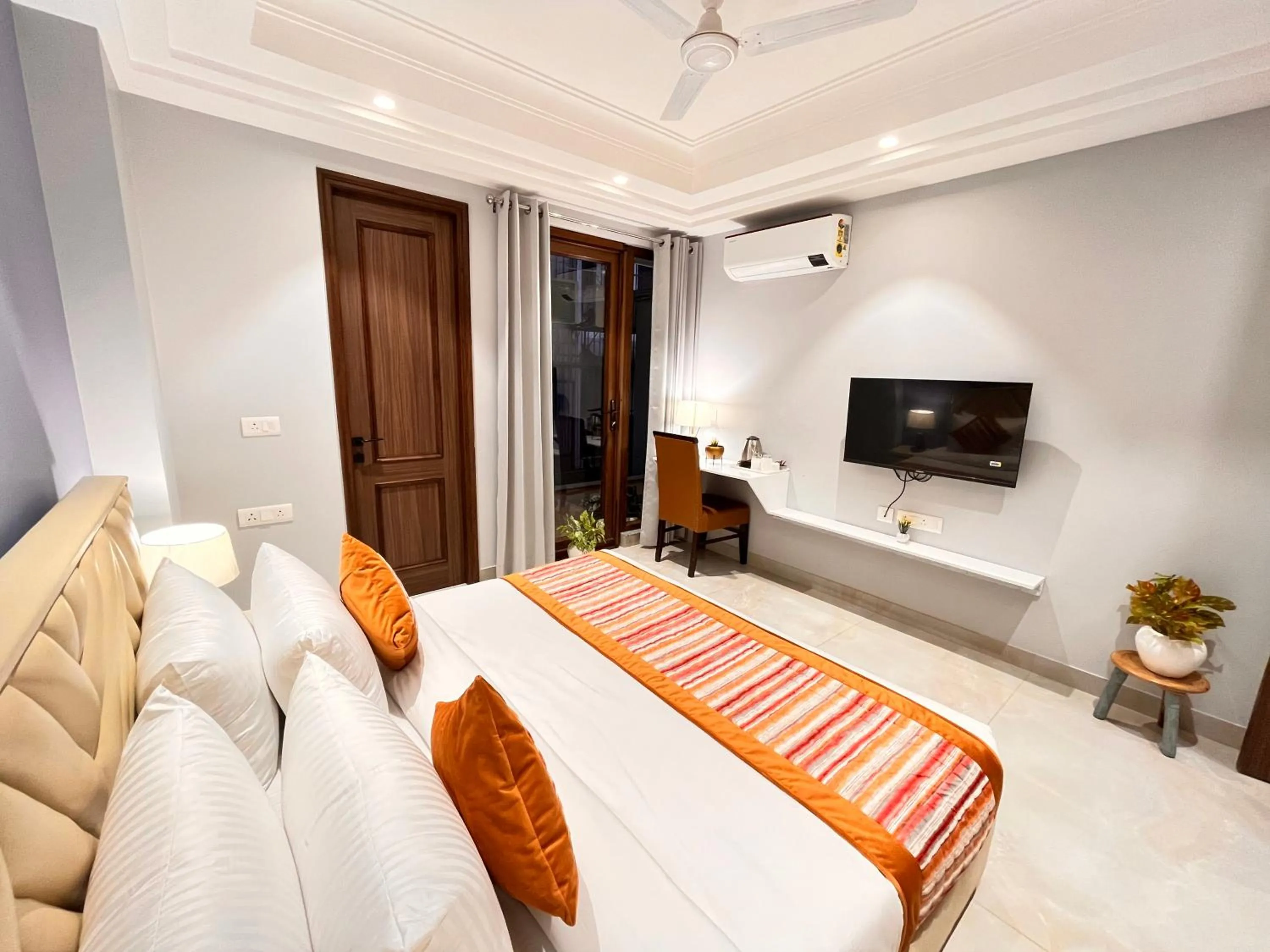 Bed in Hotel South Ex Residency - South Ex near AIIMS Delhi - Couple Friendly