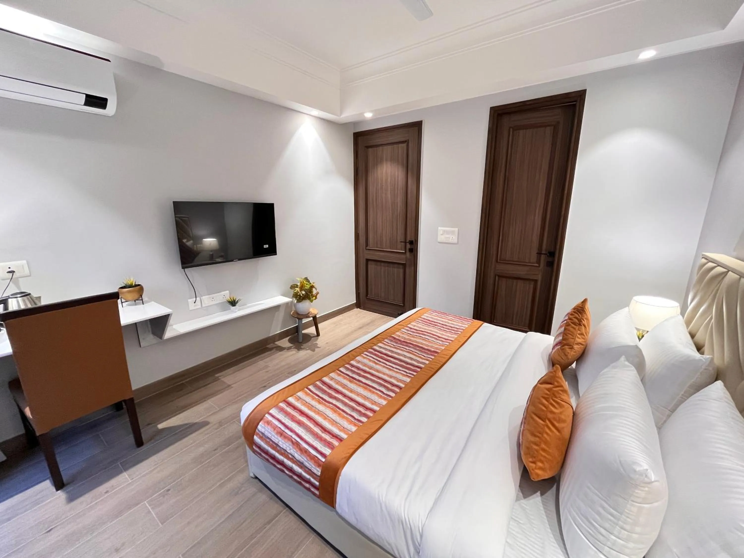 Bed in Hotel South Ex Residency - South Ex near AIIMS Delhi - Couple Friendly