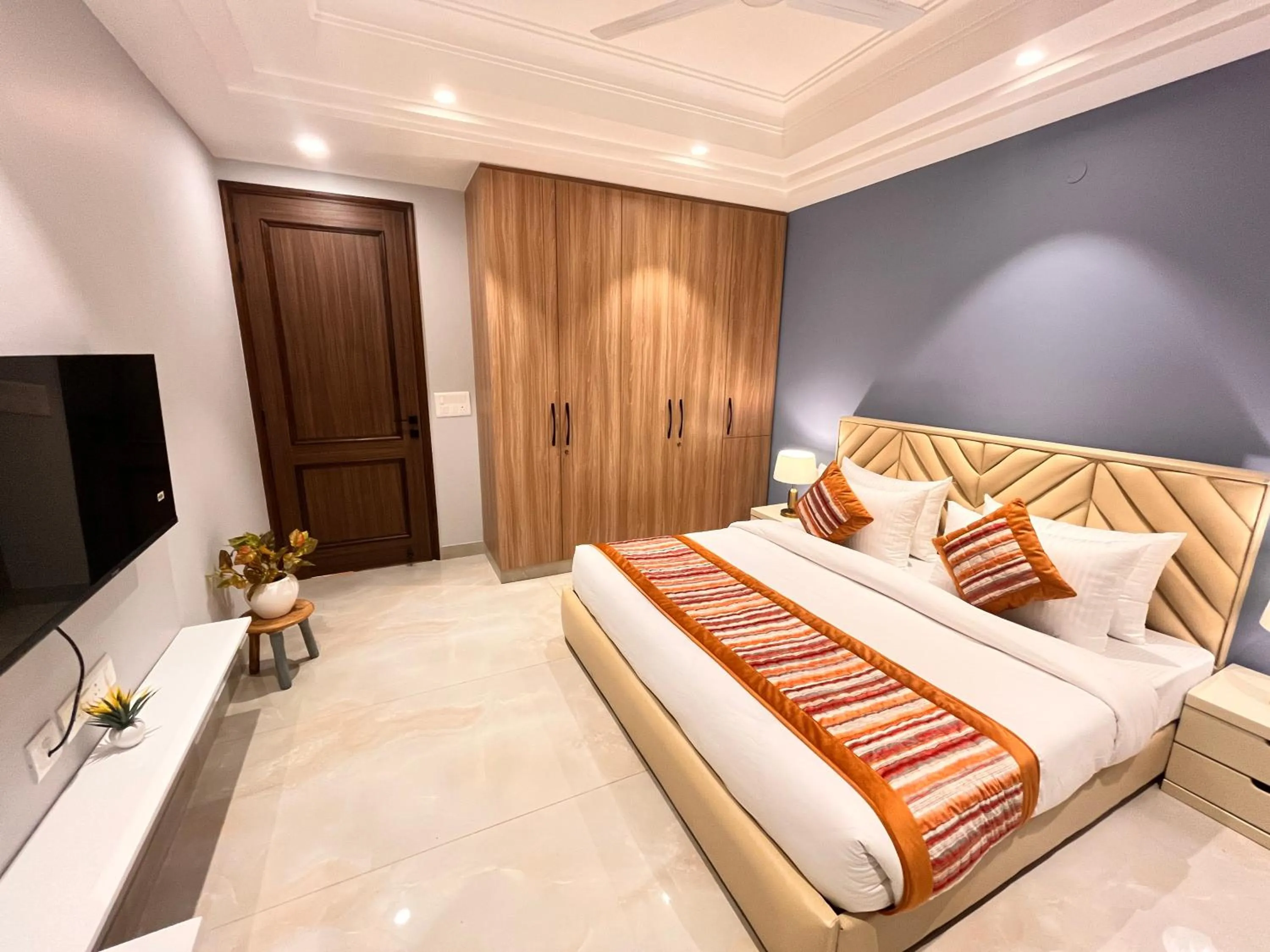 Bed in Hotel South Ex Residency - South Ex near AIIMS Delhi - Couple Friendly