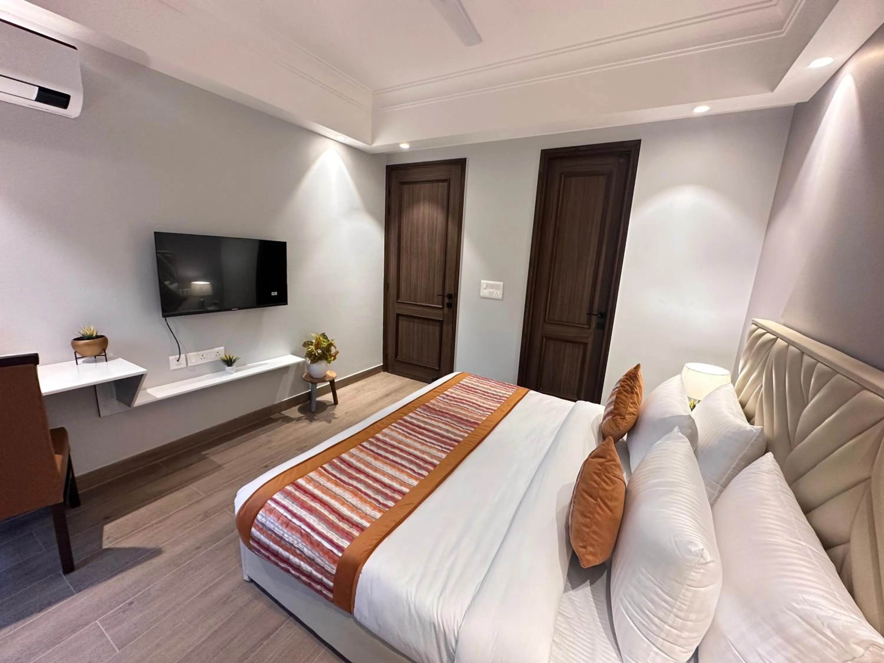 Bed in Hotel South Ex Residency - South Ex near AIIMS Delhi - Couple Friendly