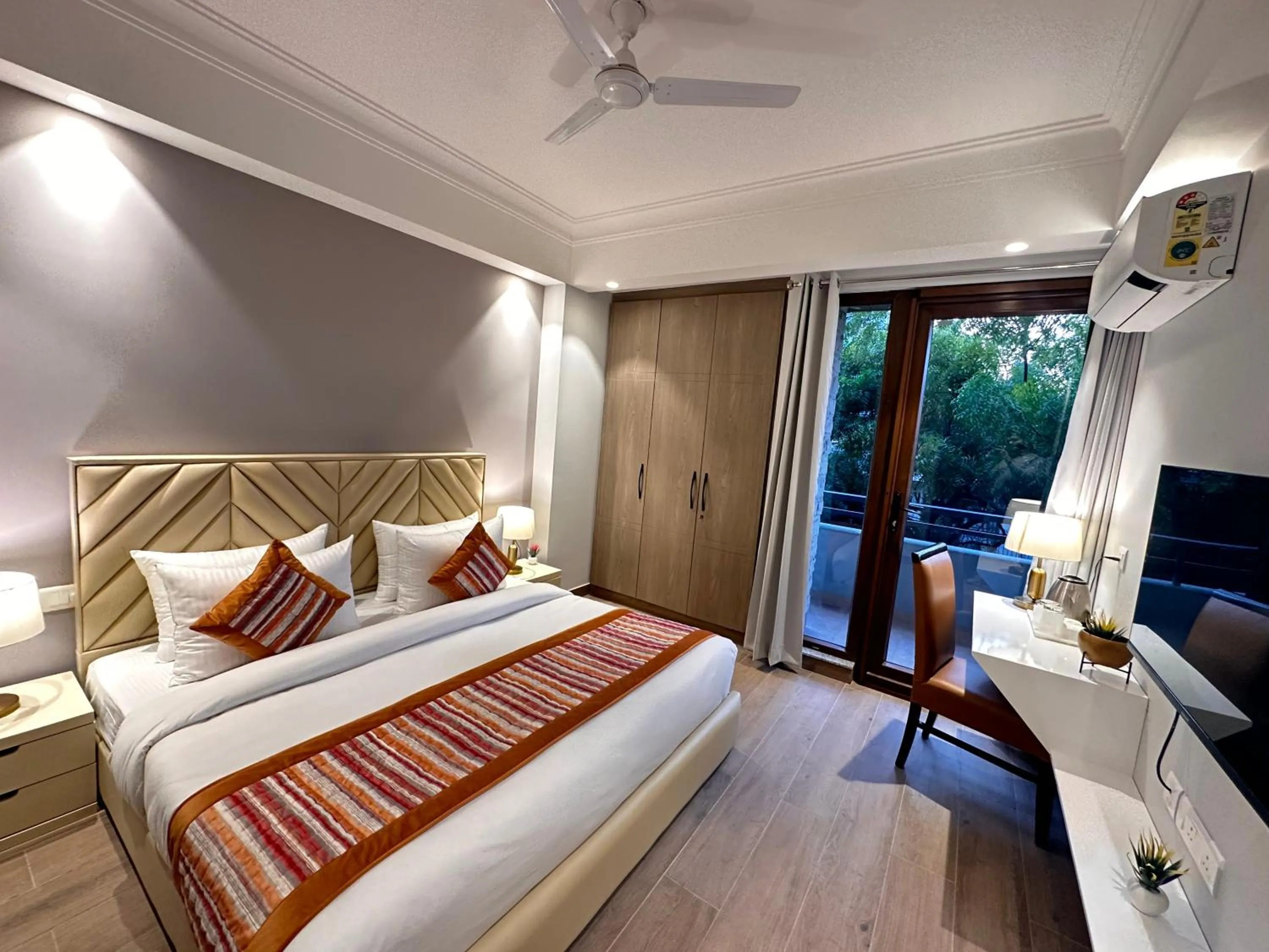 Bed in Hotel South Ex Residency - South Ex near AIIMS Delhi - Couple Friendly