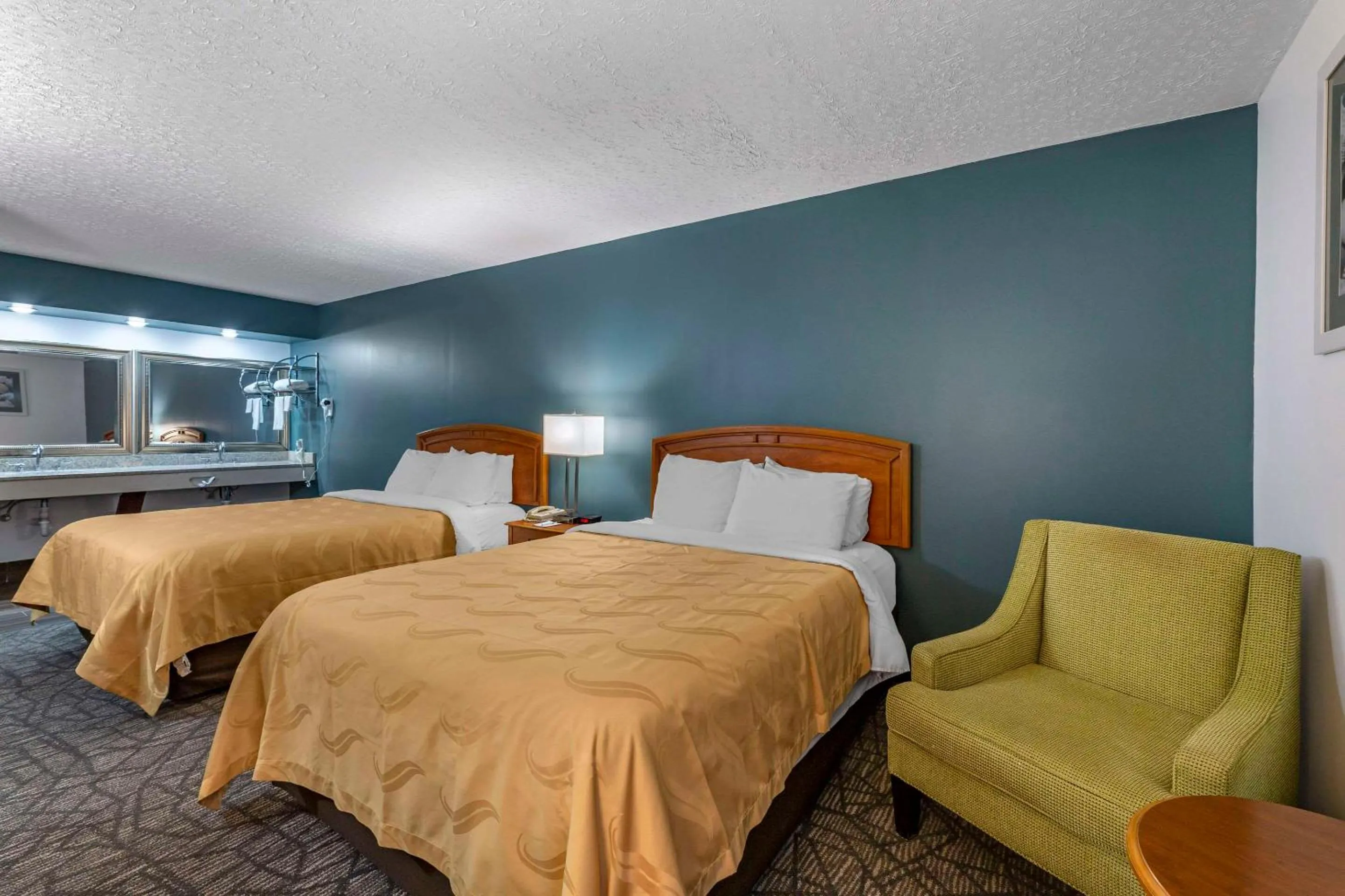Bedroom, Bed in Quality Inn Austintown-Youngstown West