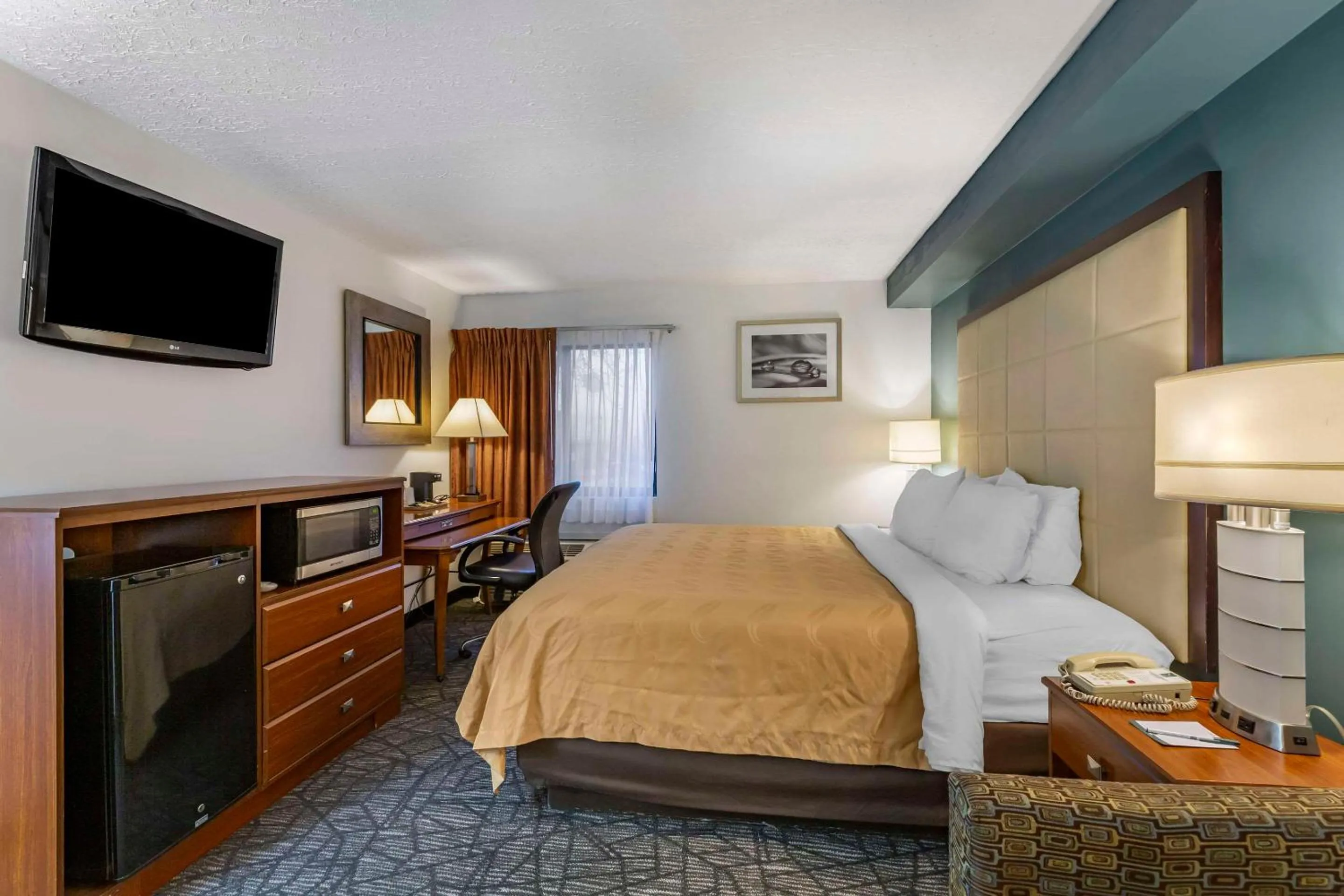 View (from property/room), Bed in Quality Inn Austintown-Youngstown West