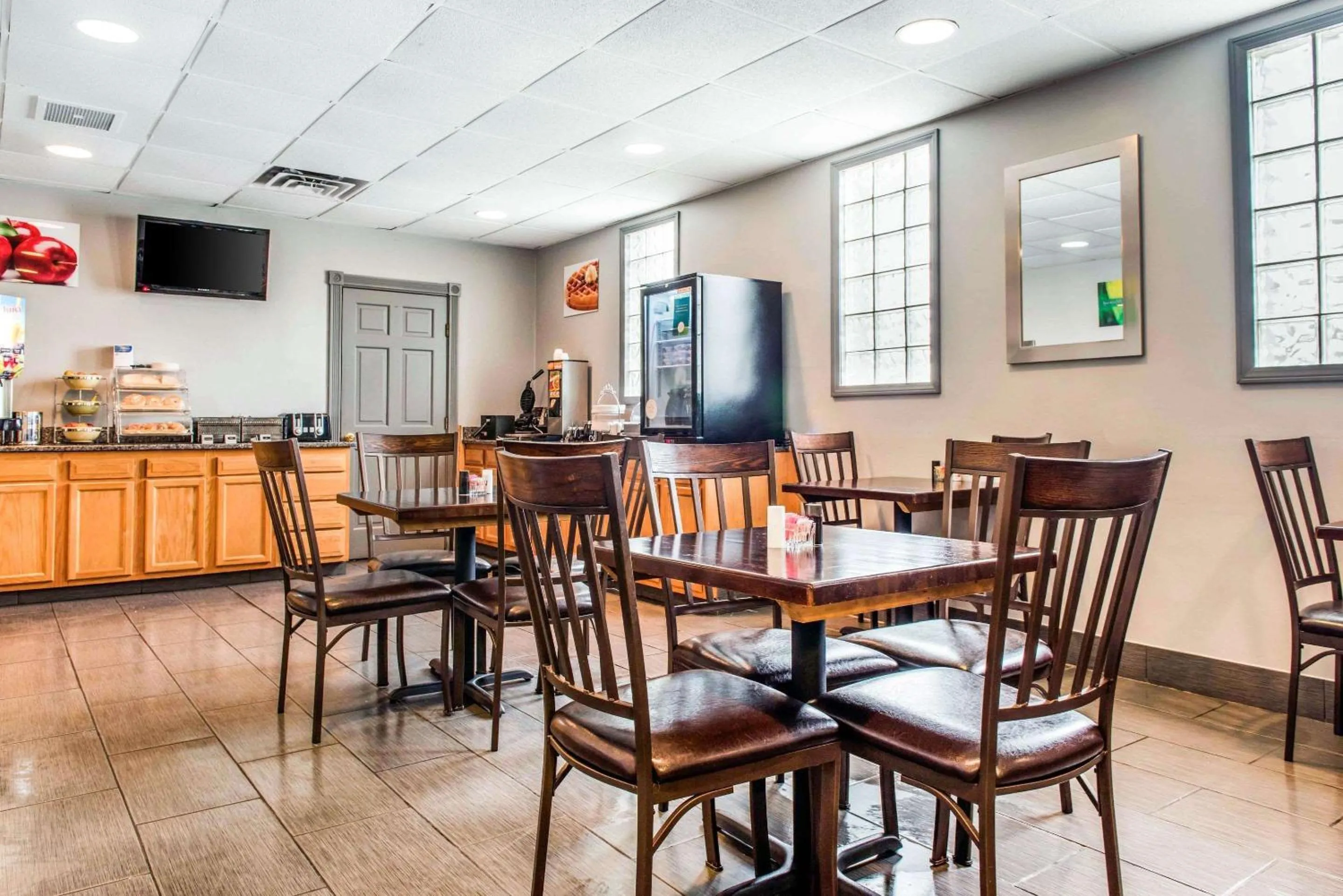 Breakfast in Quality Inn Austintown-Youngstown West