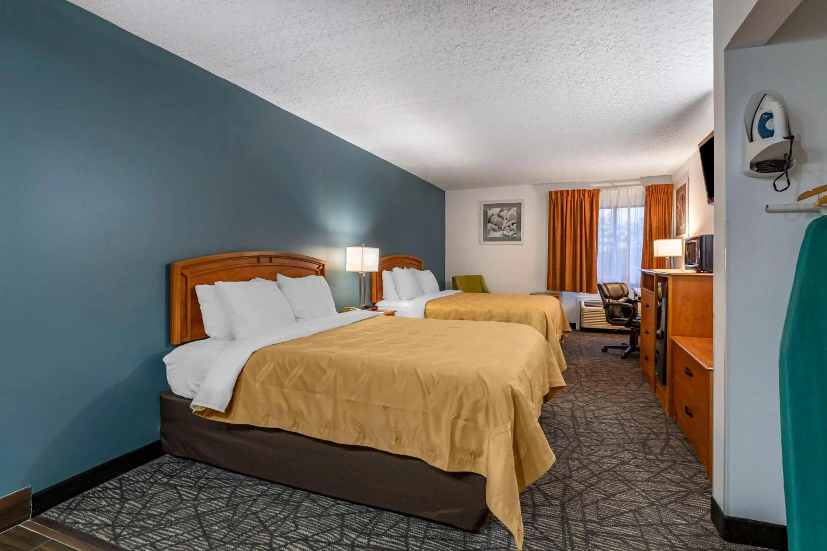 Bedroom, Bed in Quality Inn Austintown-Youngstown West