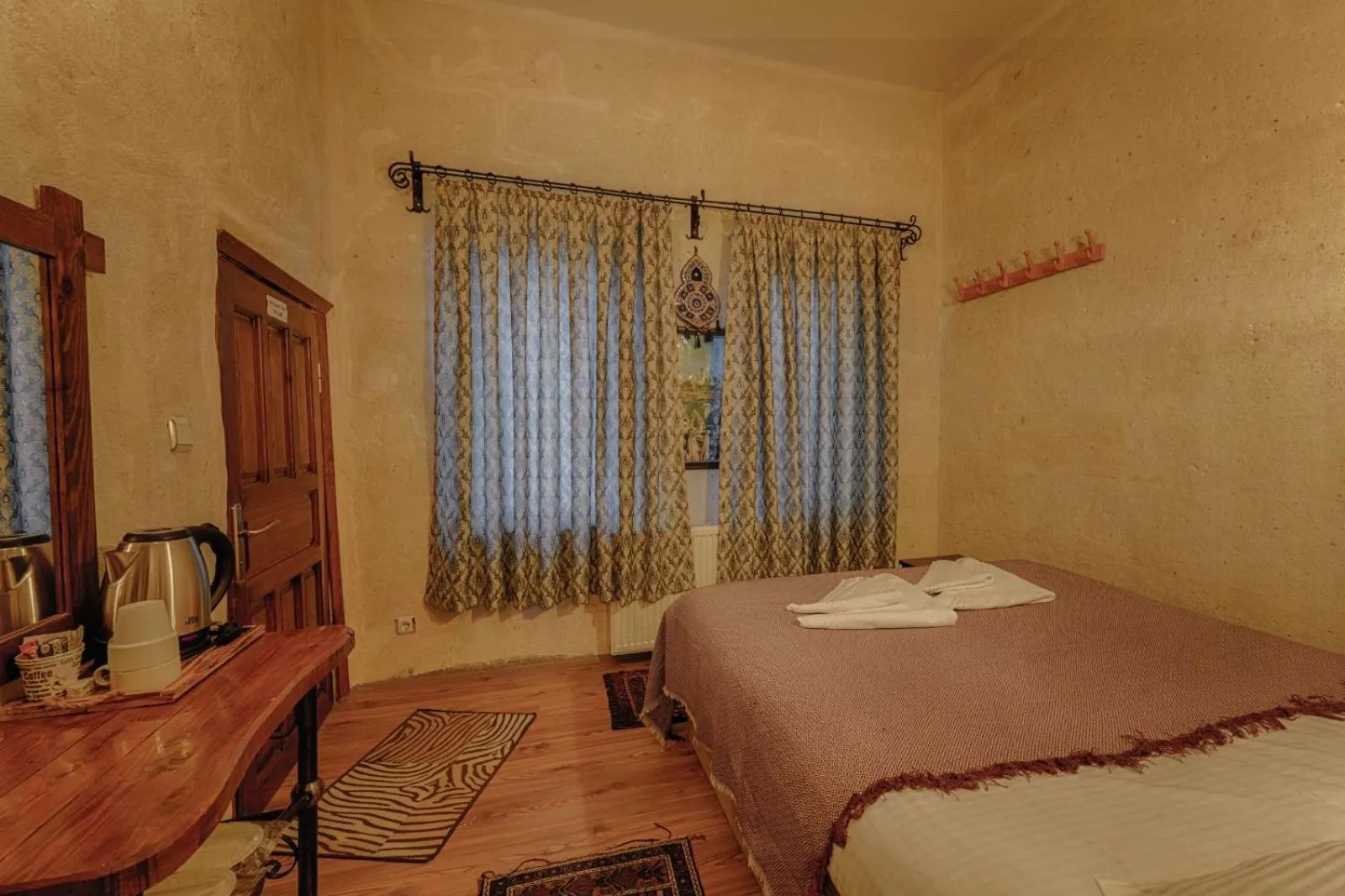 Photo of the whole room, Bed in Avlu Cave House
