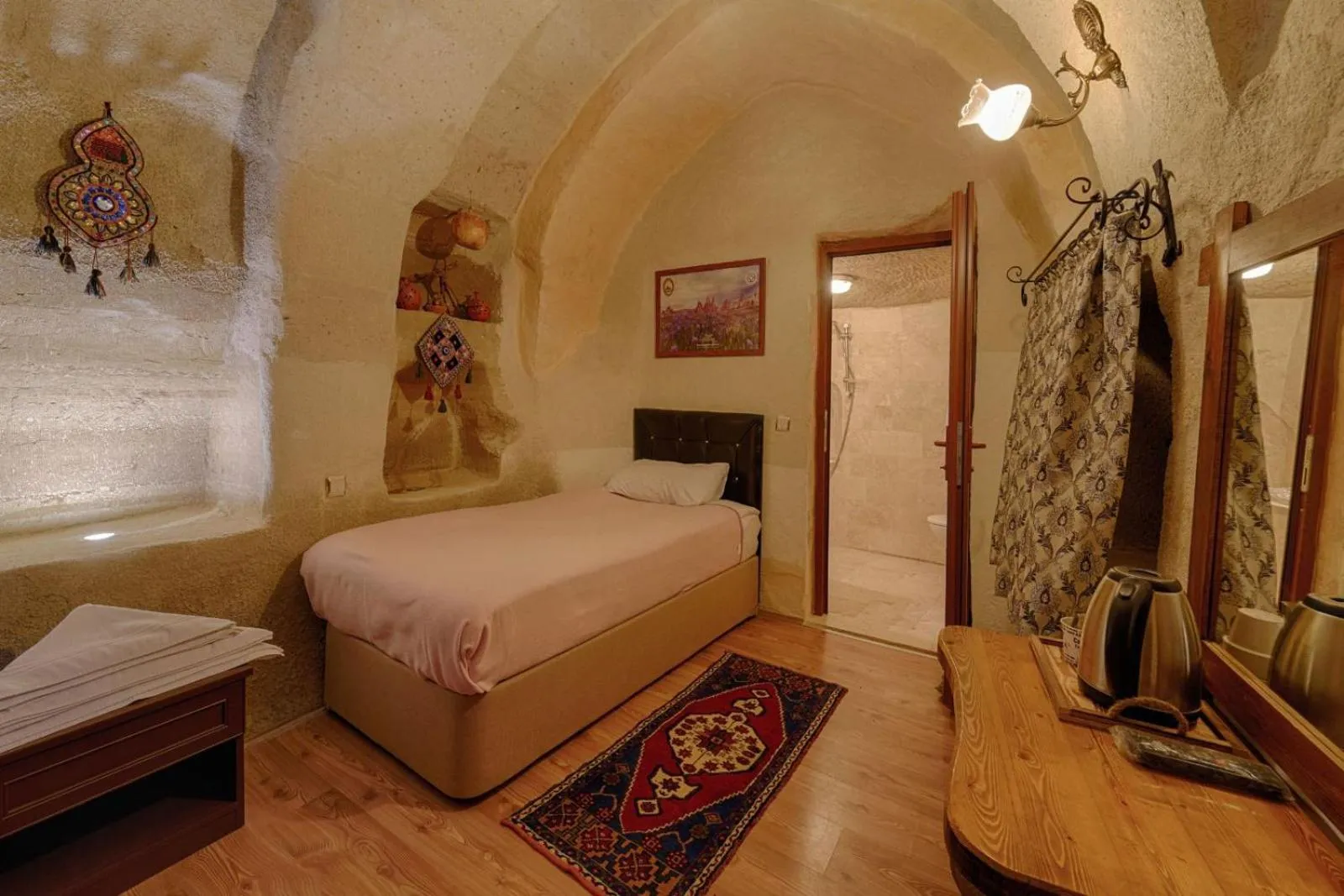 Photo of the whole room, Bed in Avlu Cave House