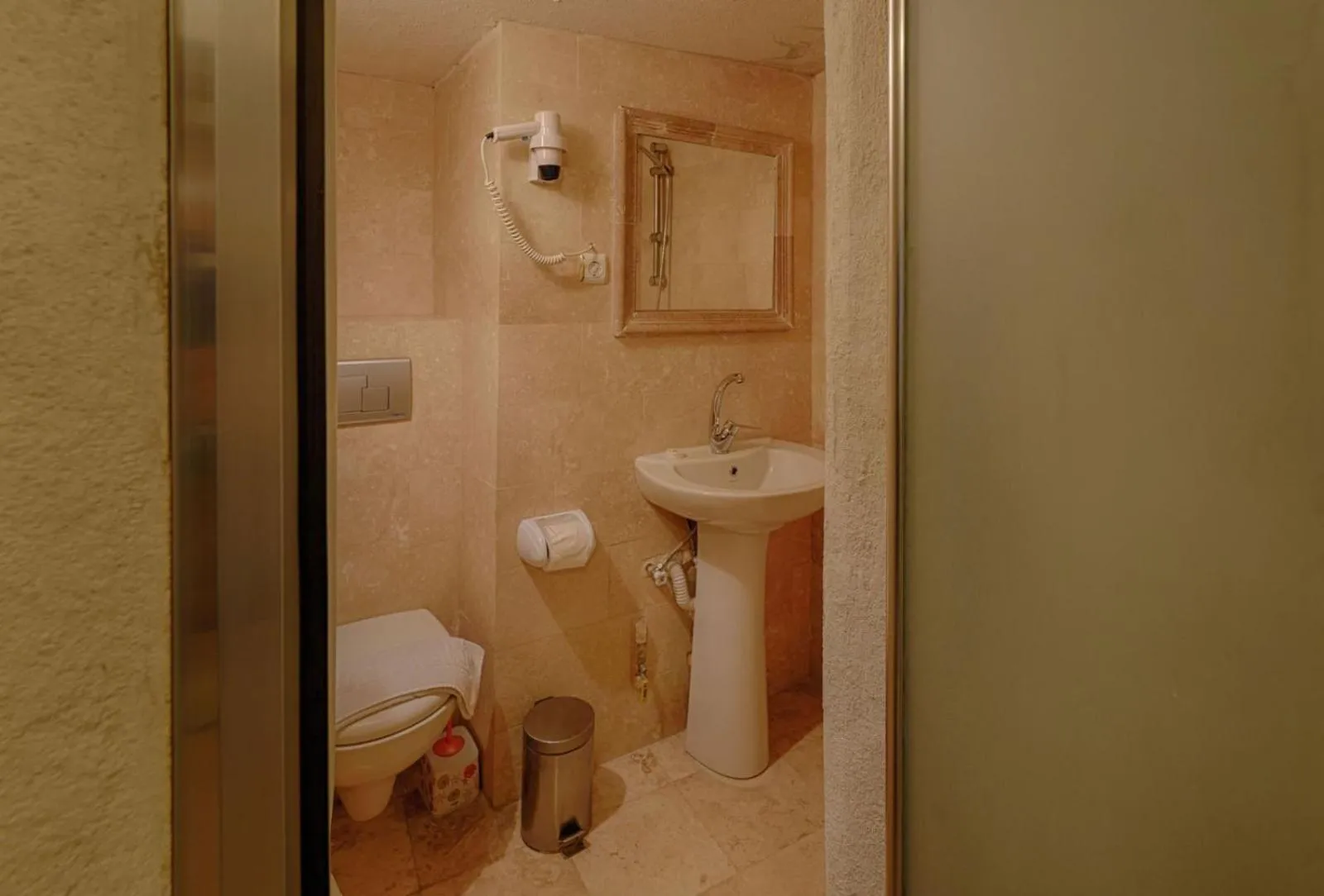 Toilet in Avlu Cave House