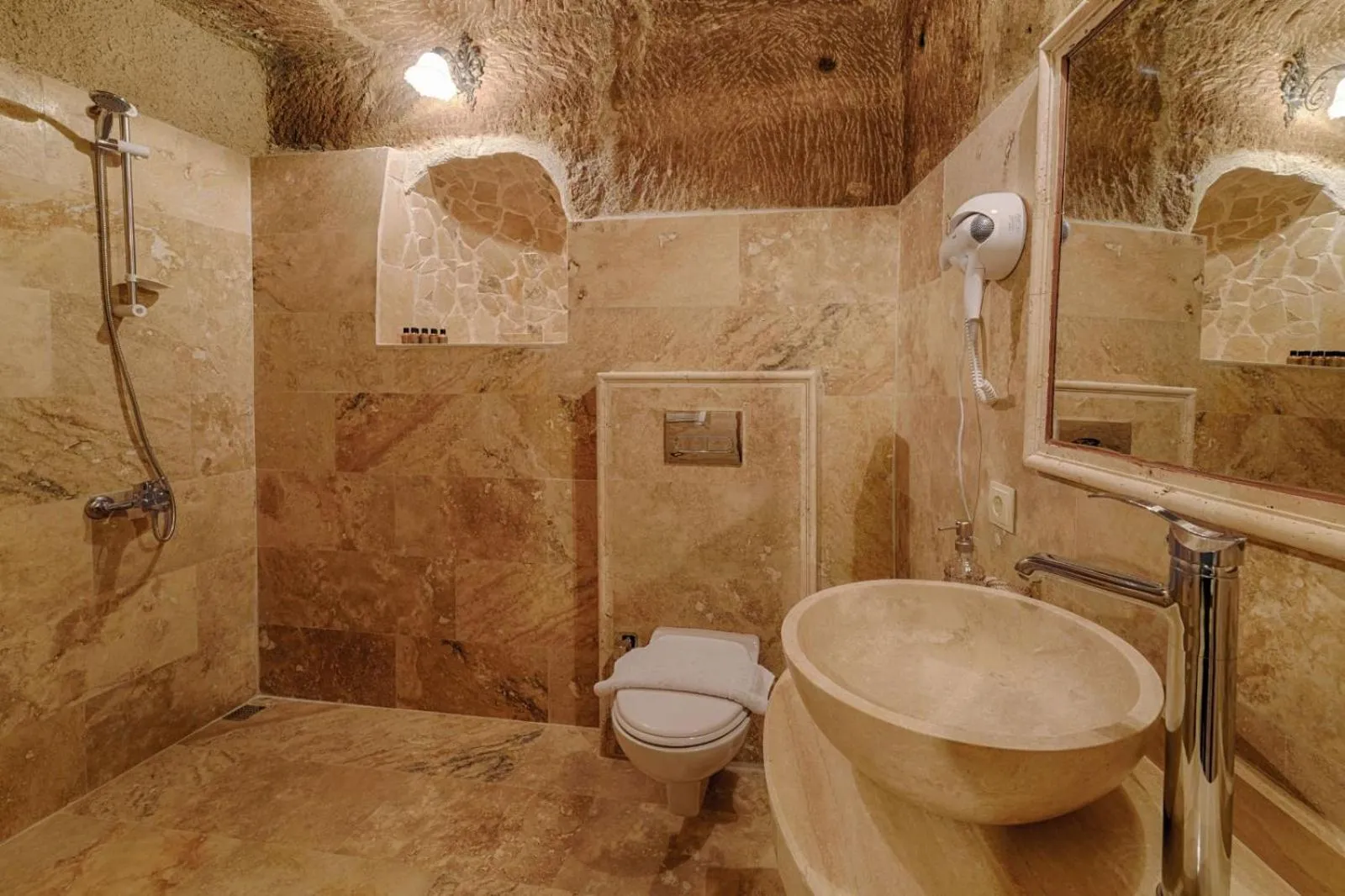 Toilet in Avlu Cave House