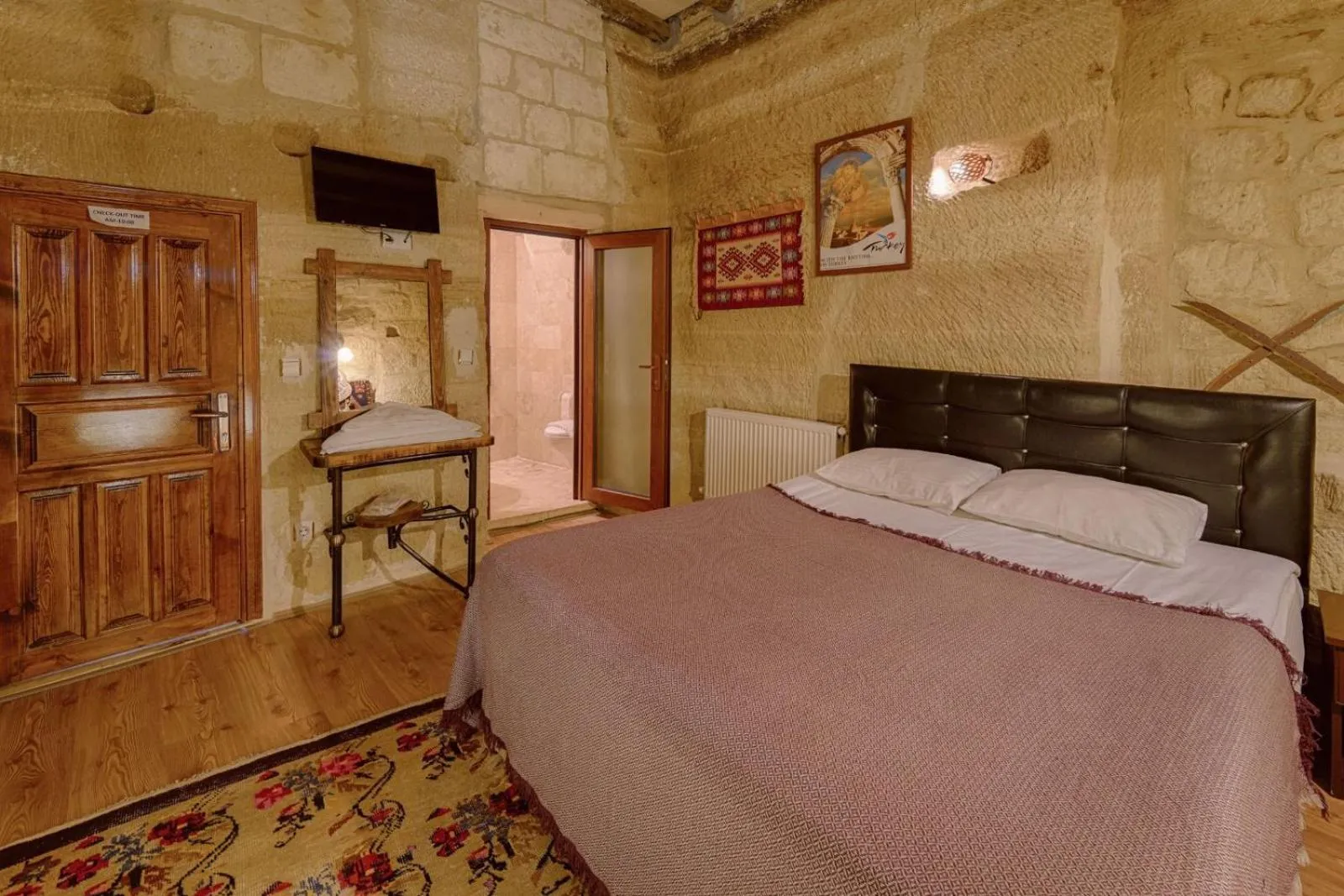 Photo of the whole room, Bed in Avlu Cave House