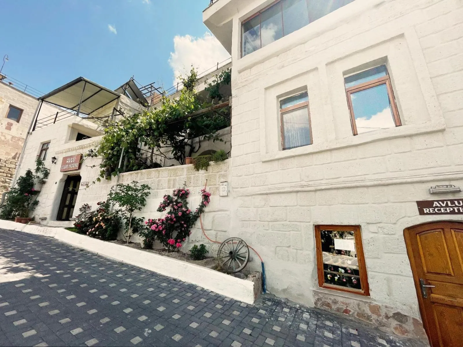 Property building in Avlu Cave House