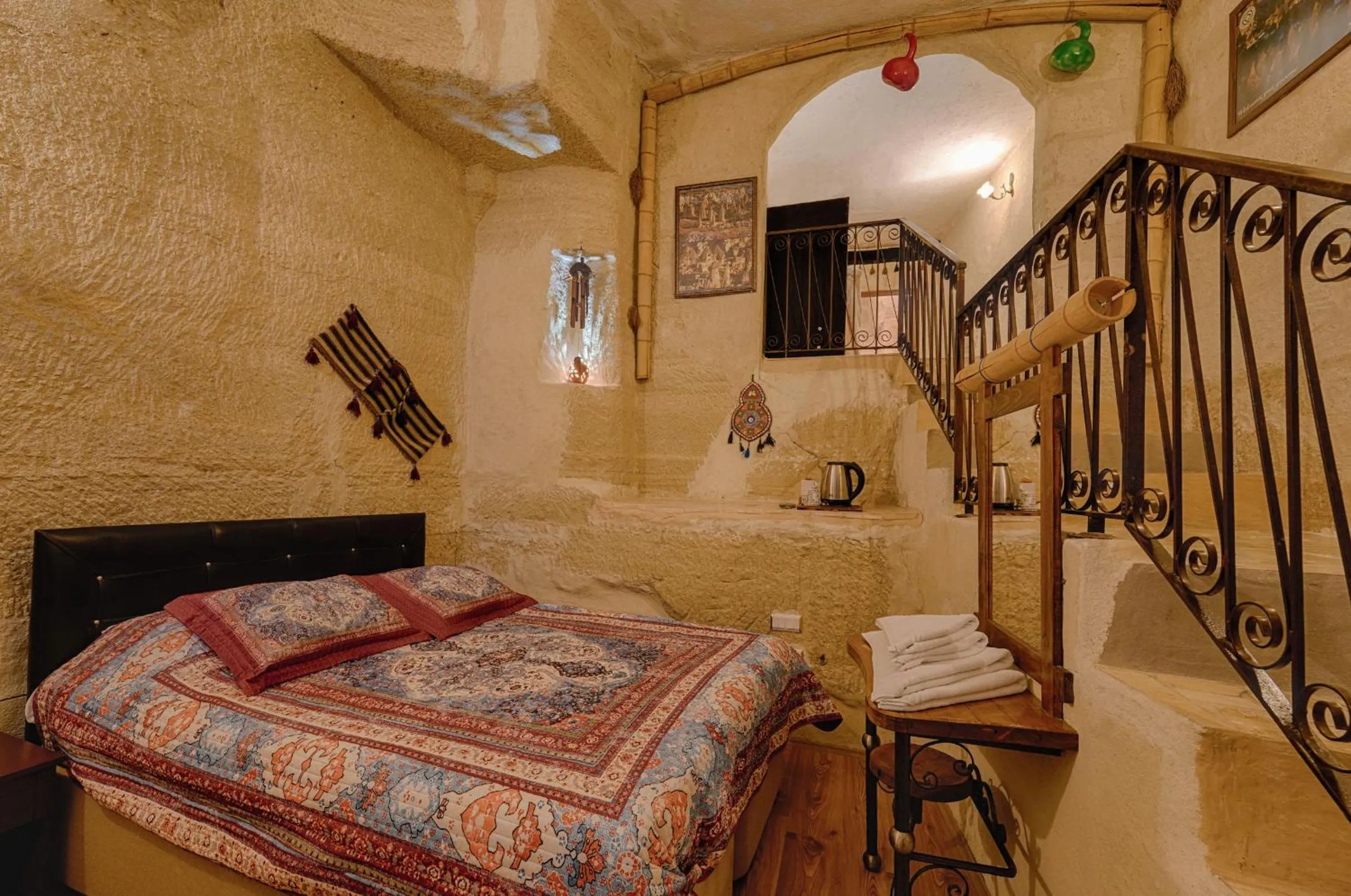 Photo of the whole room, Bed in Avlu Cave House