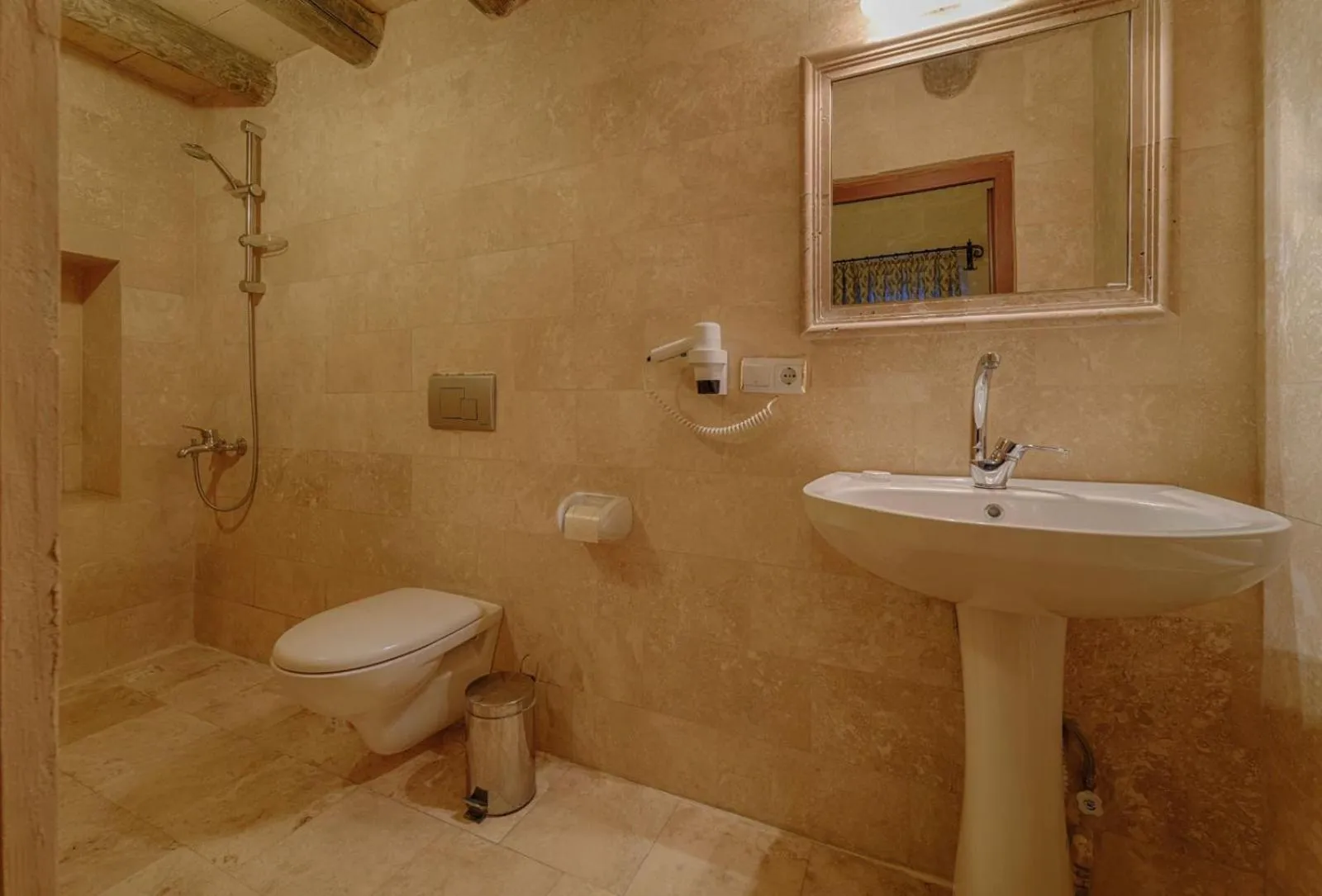 Toilet in Avlu Cave House