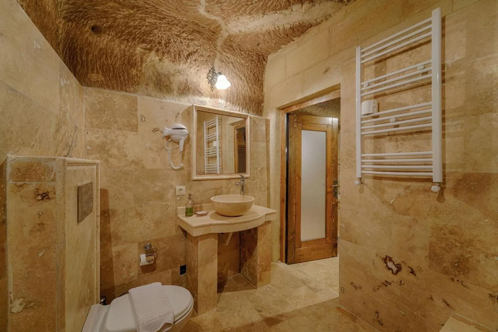 Toilet in Avlu Cave House