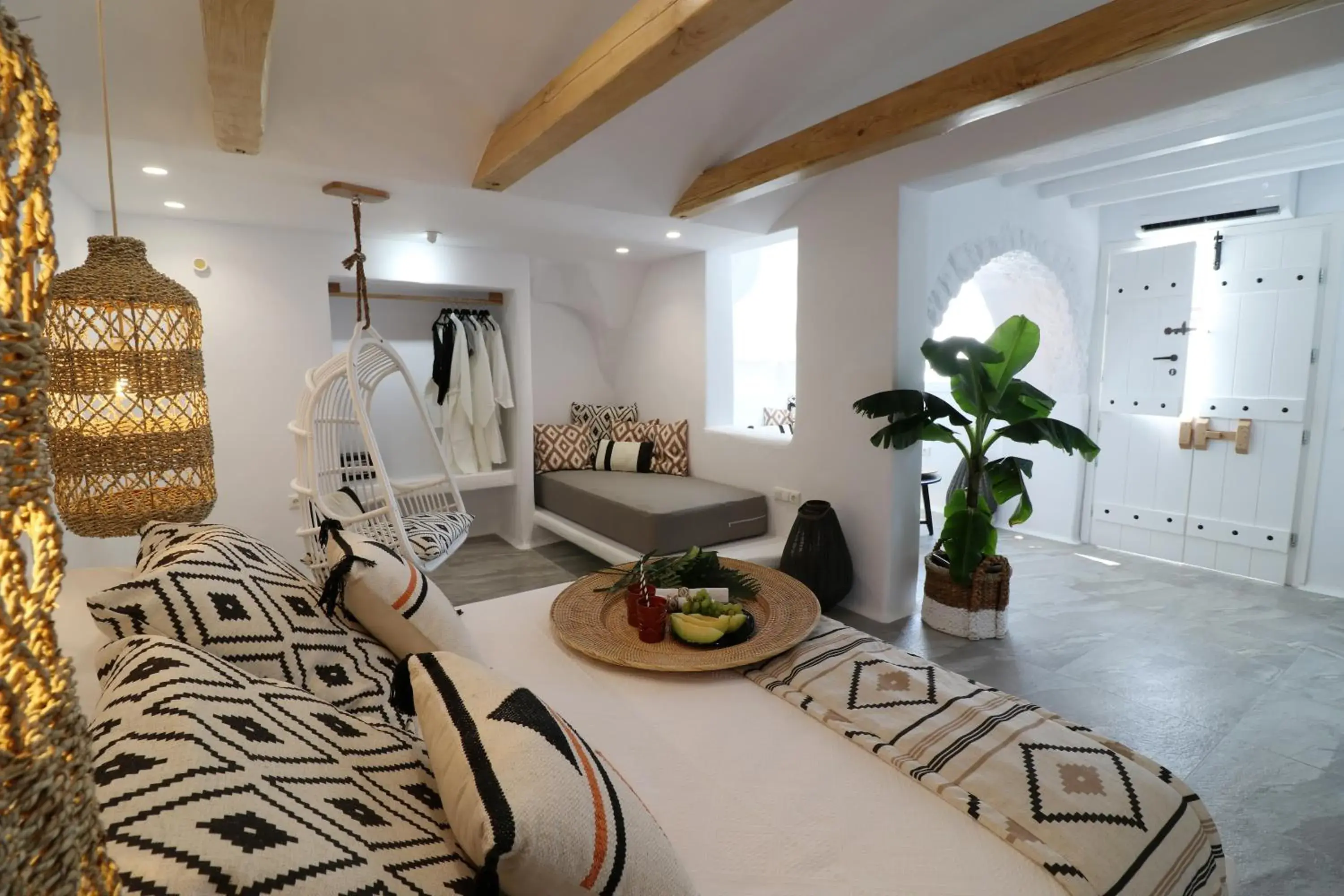 Deluxe Suite with outdoor Hydro massage in Annio studios Deluxe Suite with outdoor Hydro massage in Annio studios