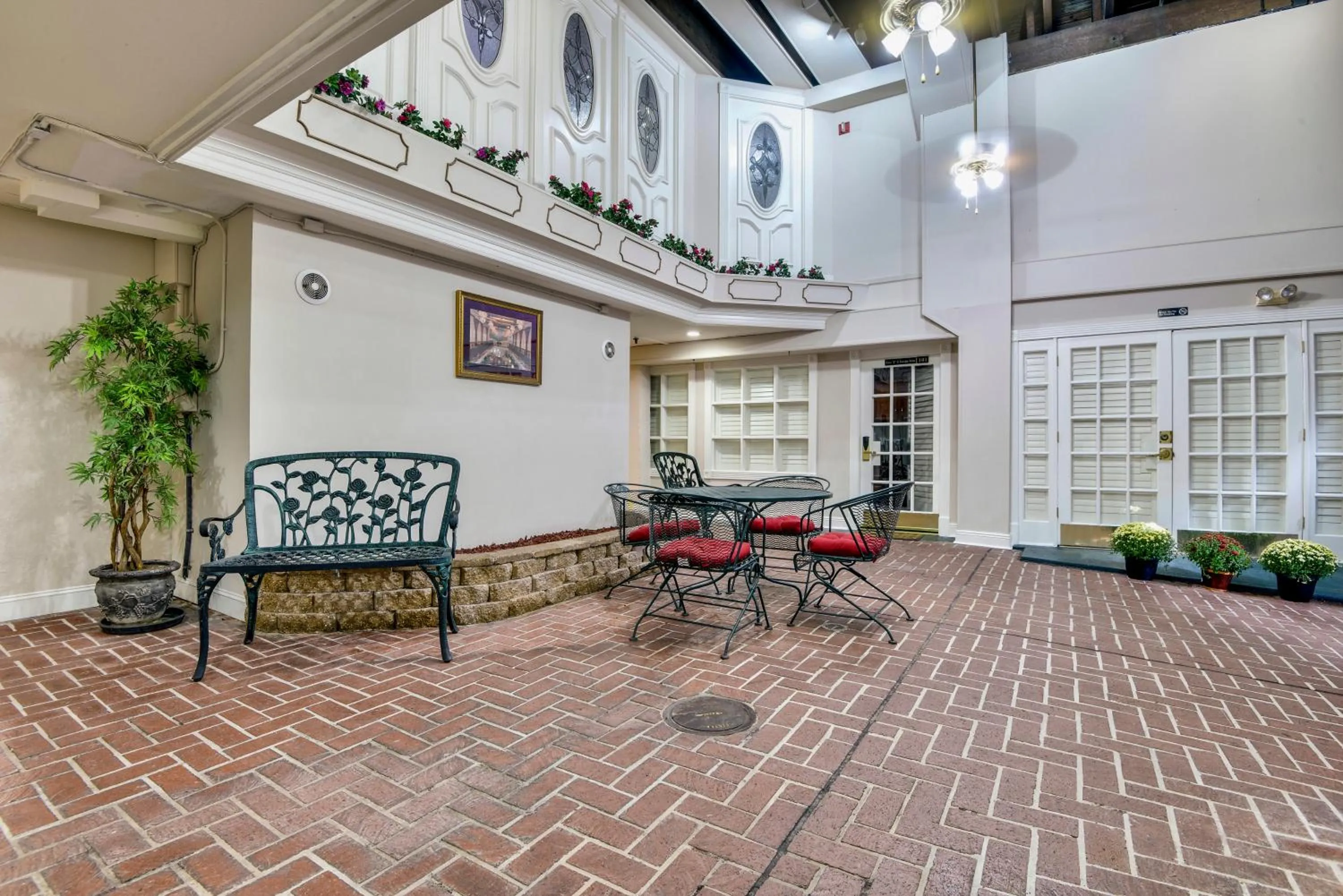 Seating area in Plaza Suites Downtown New Orleans