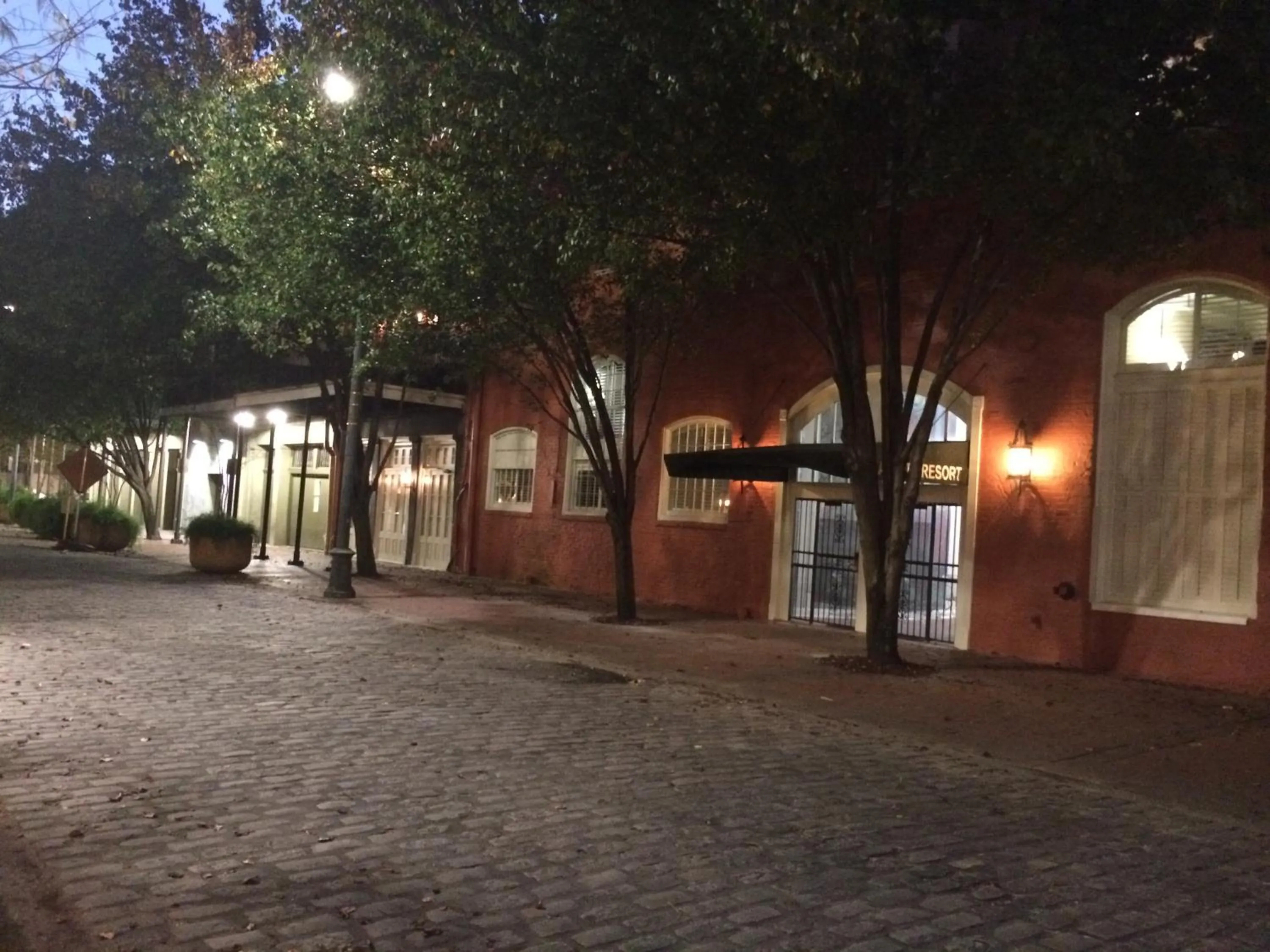 Seating area in Plaza Suites Downtown New Orleans