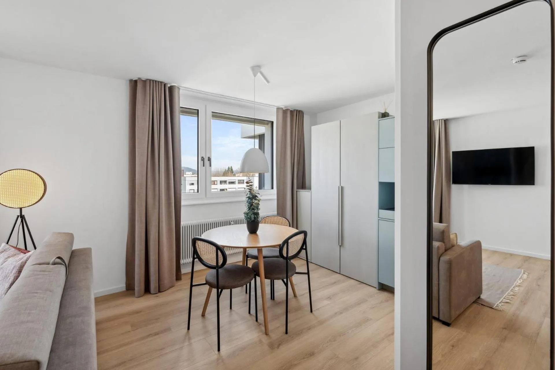 Dining area in Limehome Salzburg Sterneckstr