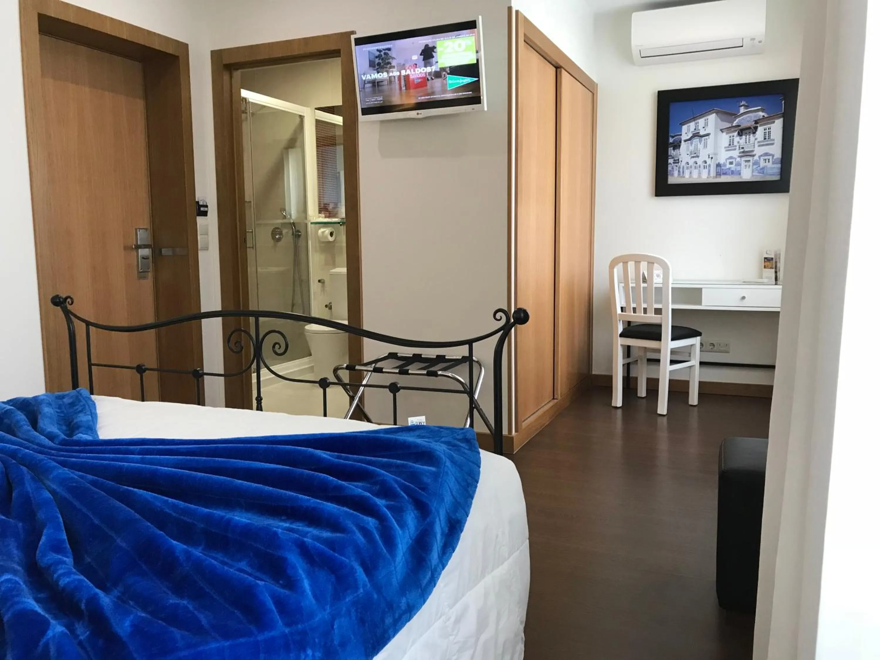 Bathroom, Bed in Welcome In