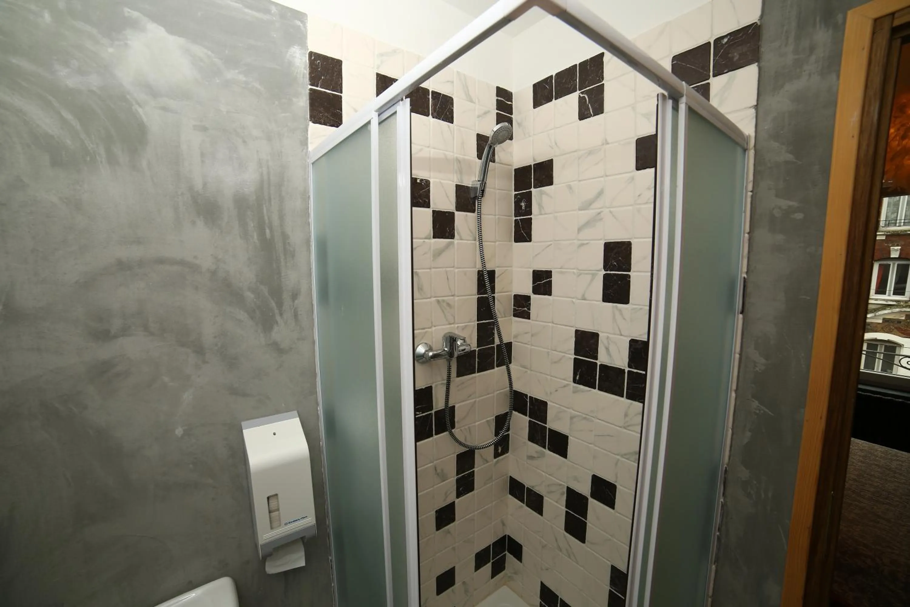 Bathroom in Hôtel de France