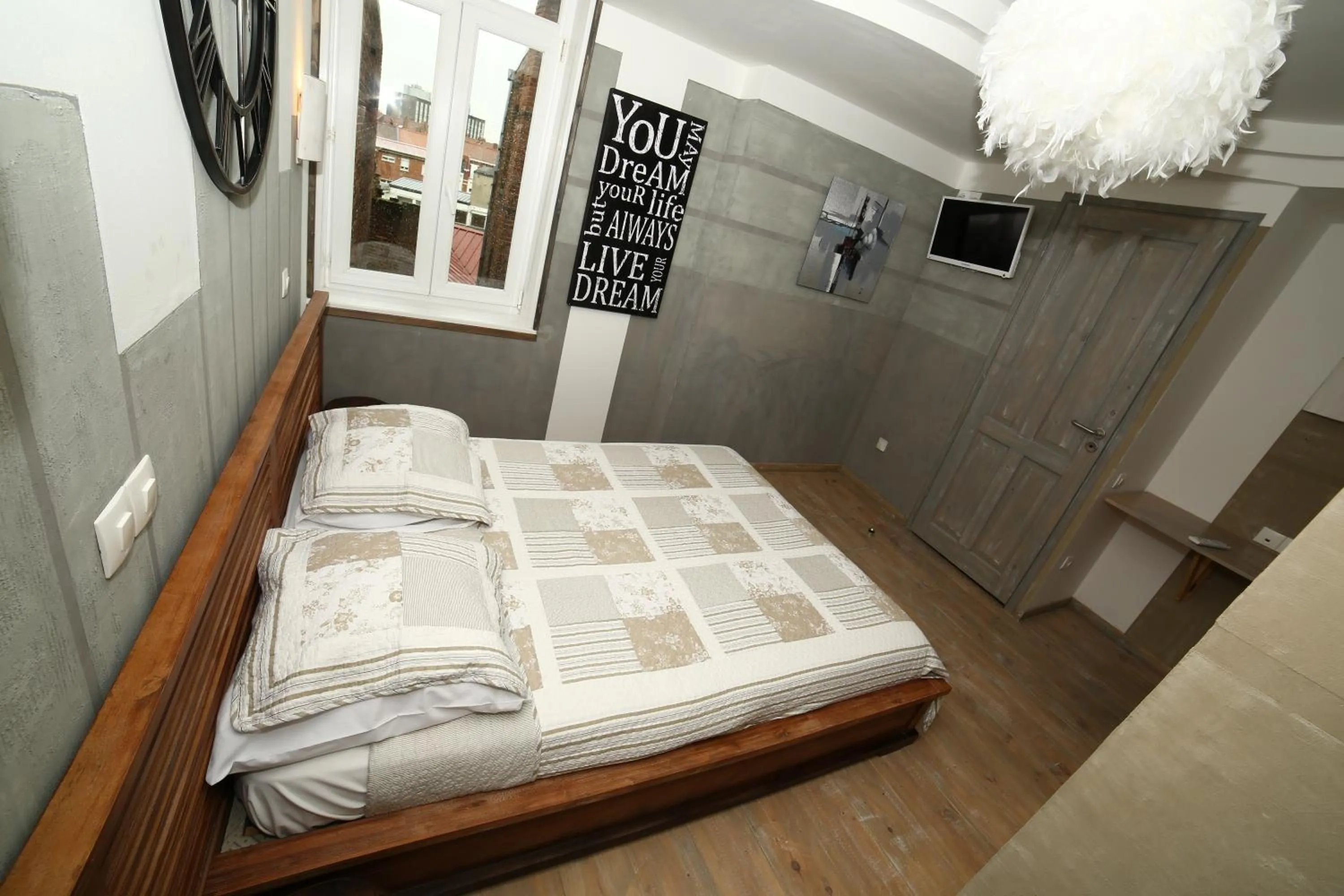 Bed in Hôtel de France