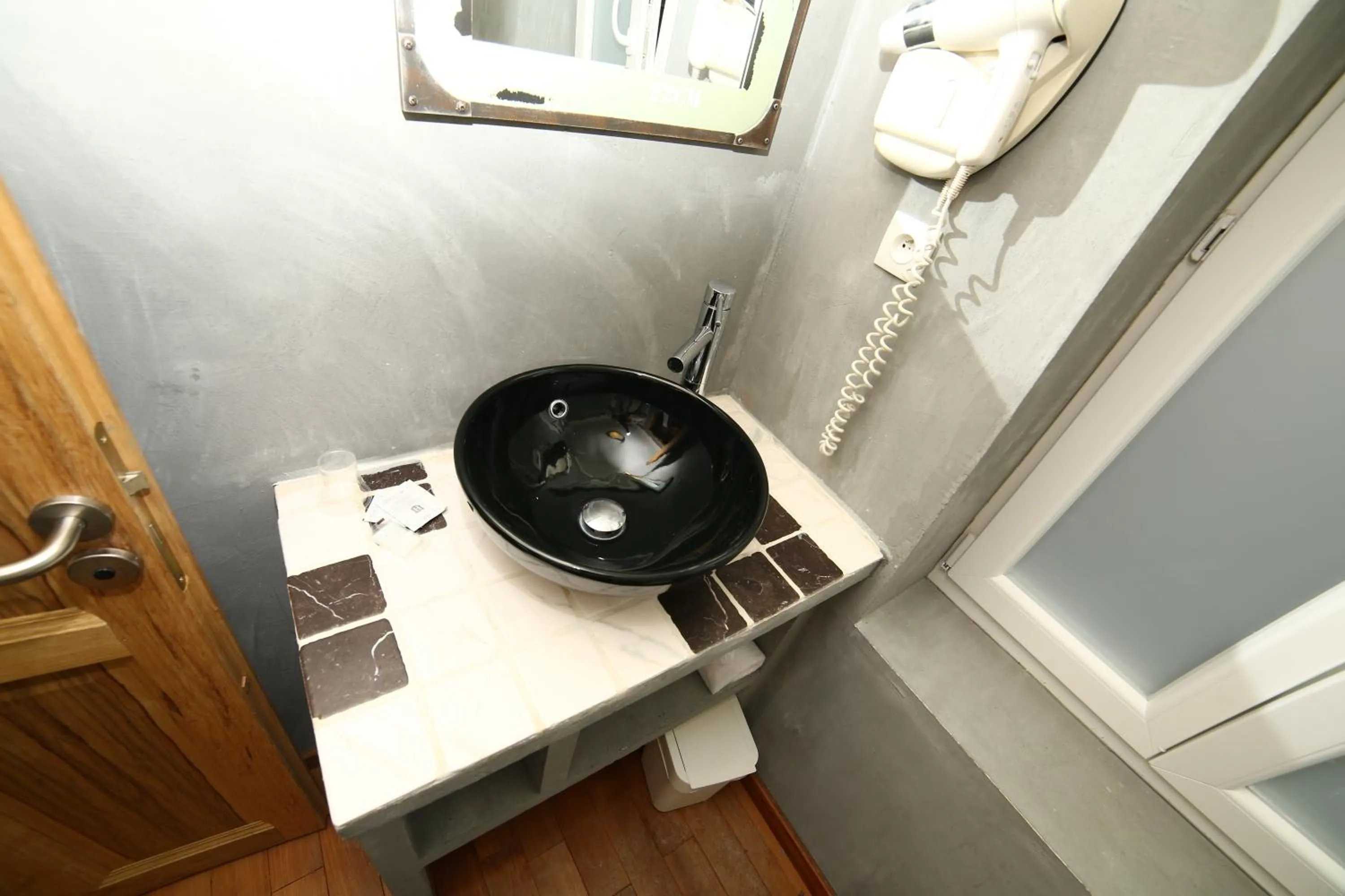 Bathroom in Hôtel de France