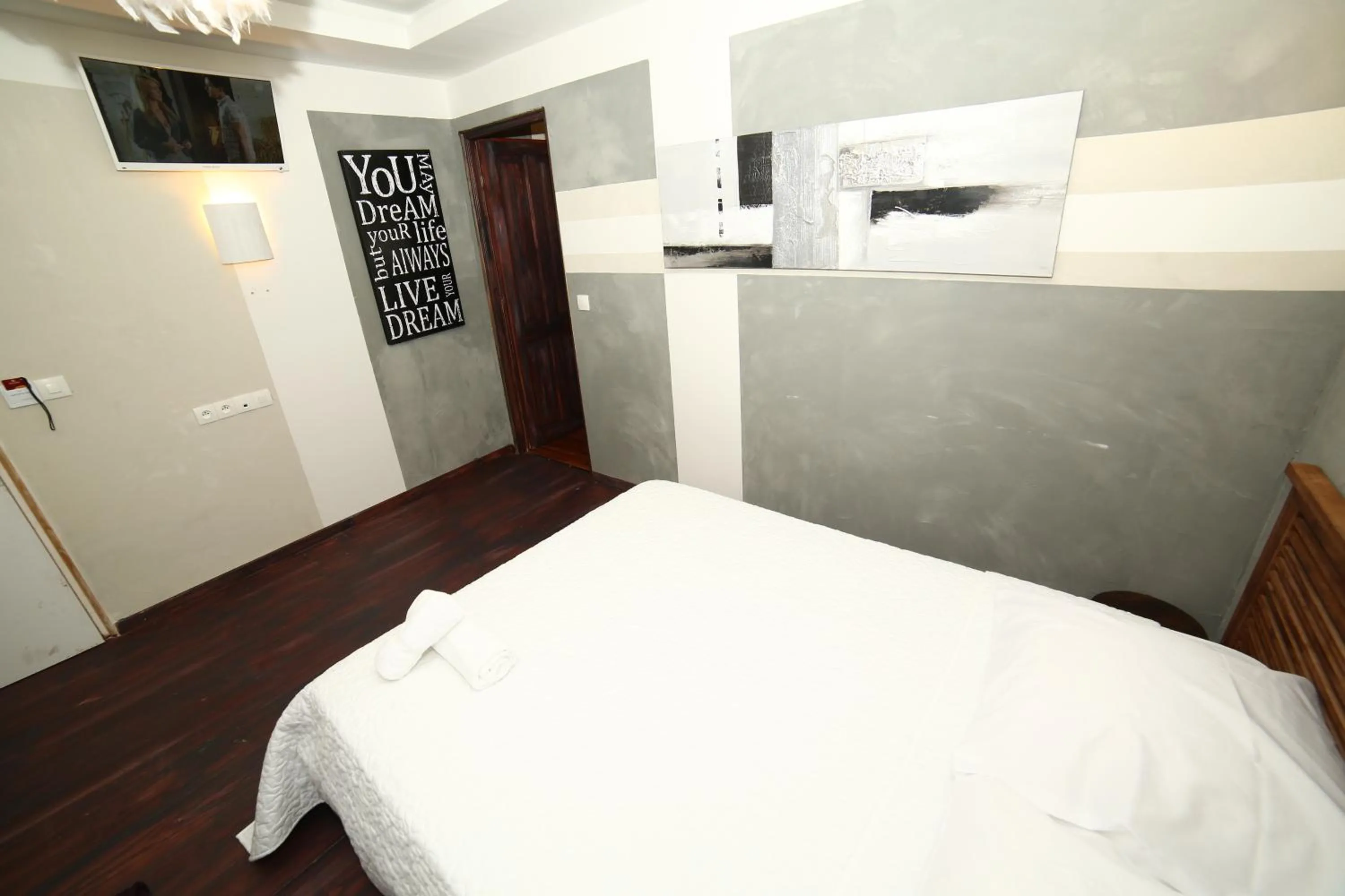 Bed in Hôtel de France