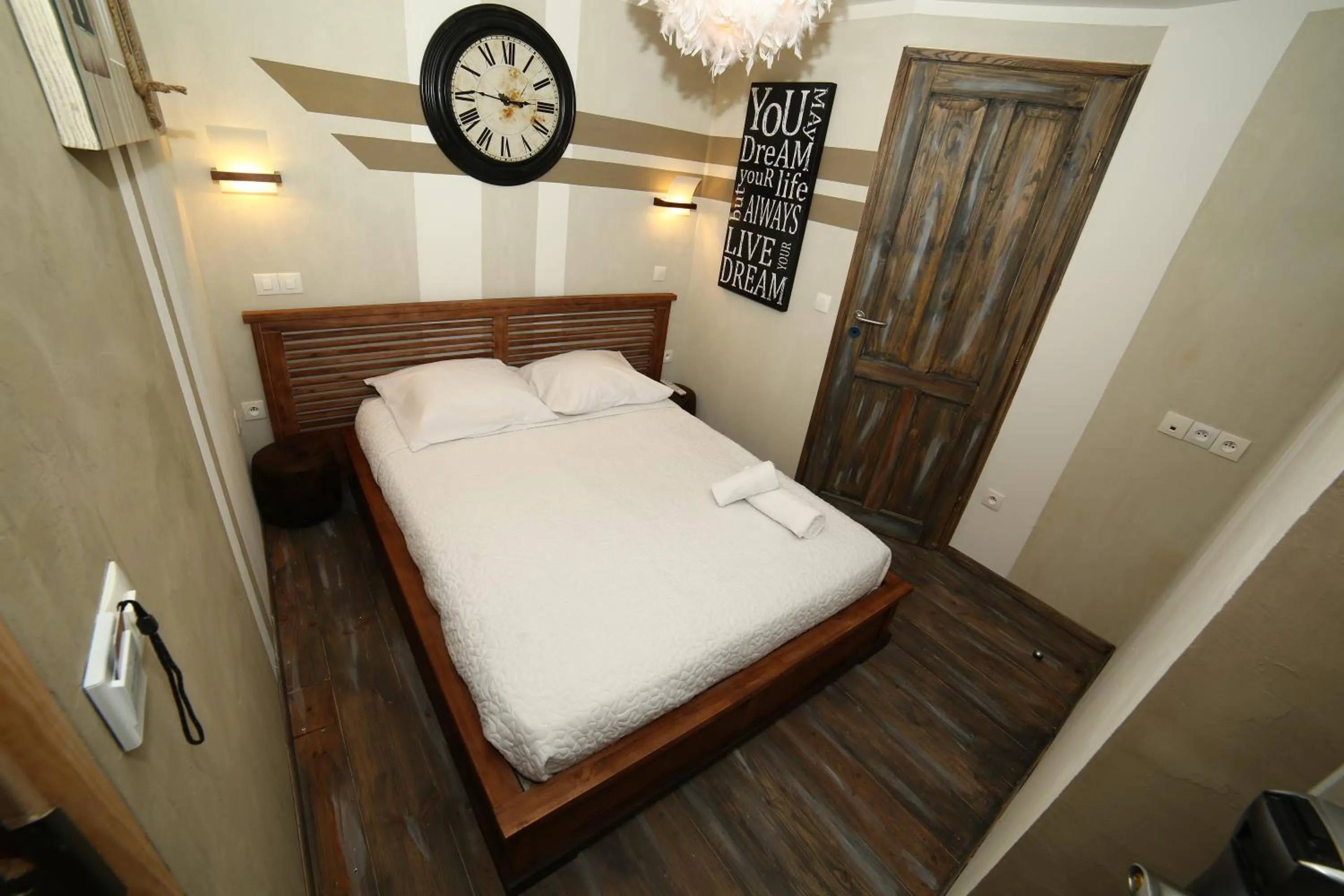 Bed in Hôtel de France