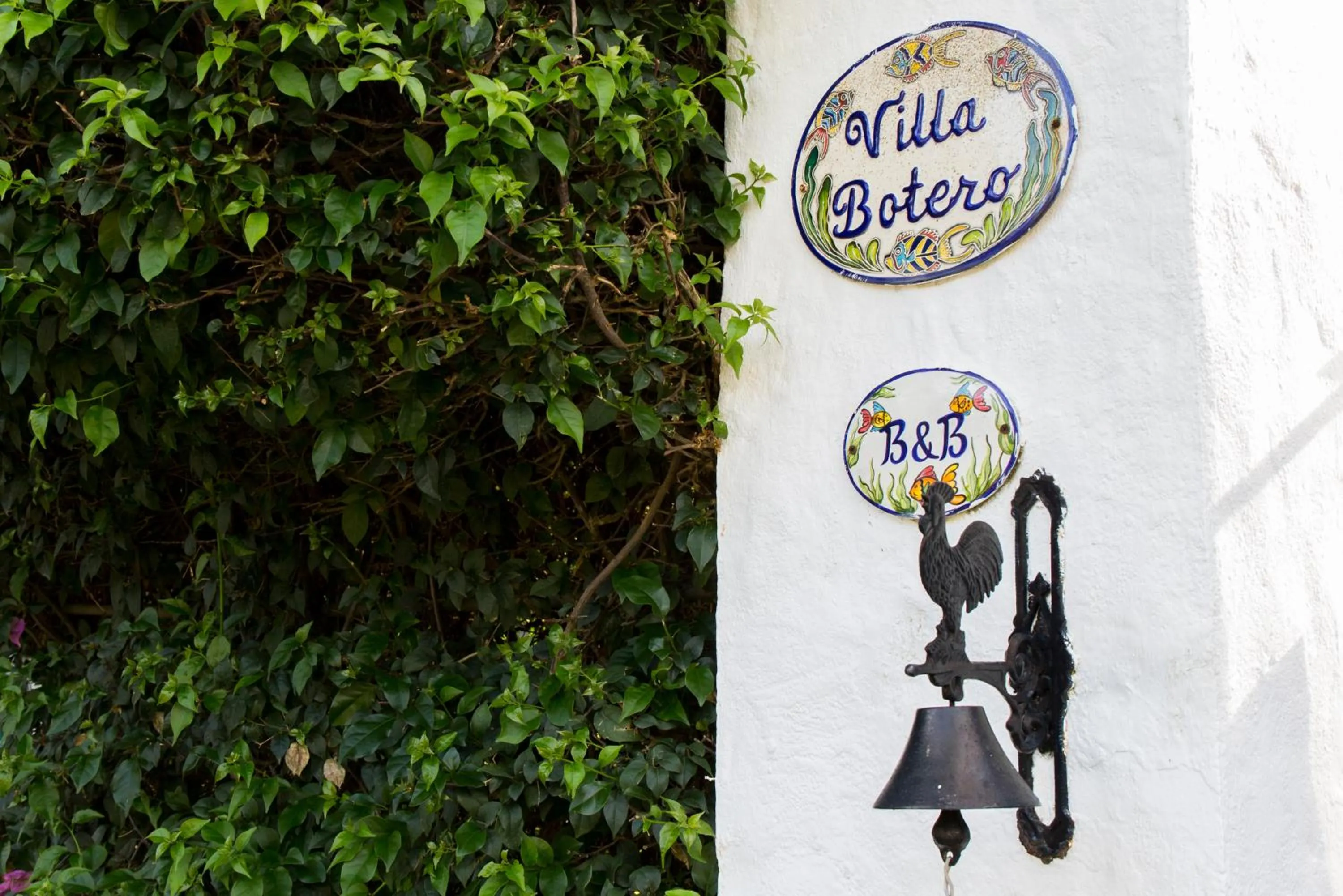 Facade/entrance in Villa Botero By Casa Mojito