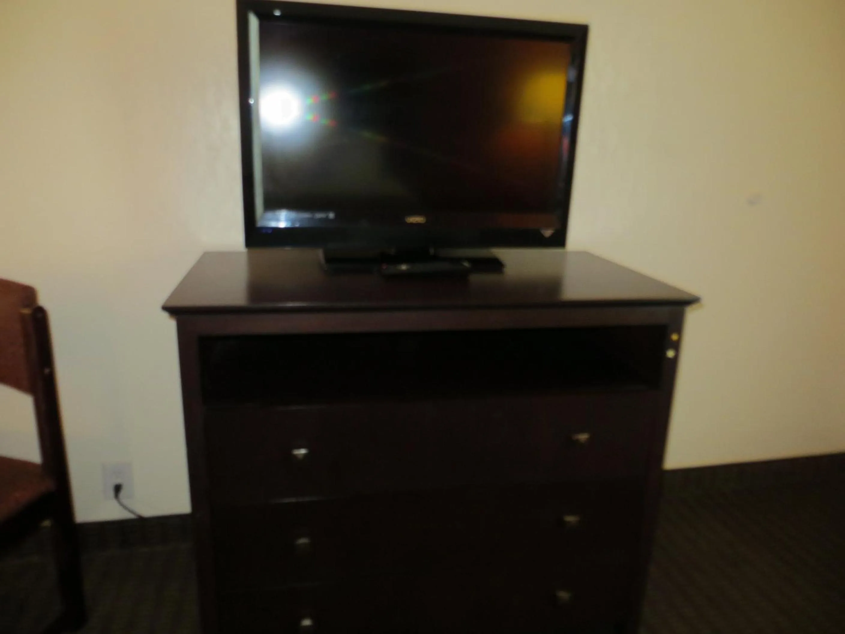 TV and multimedia in Days Inn by Wyndham Cave City