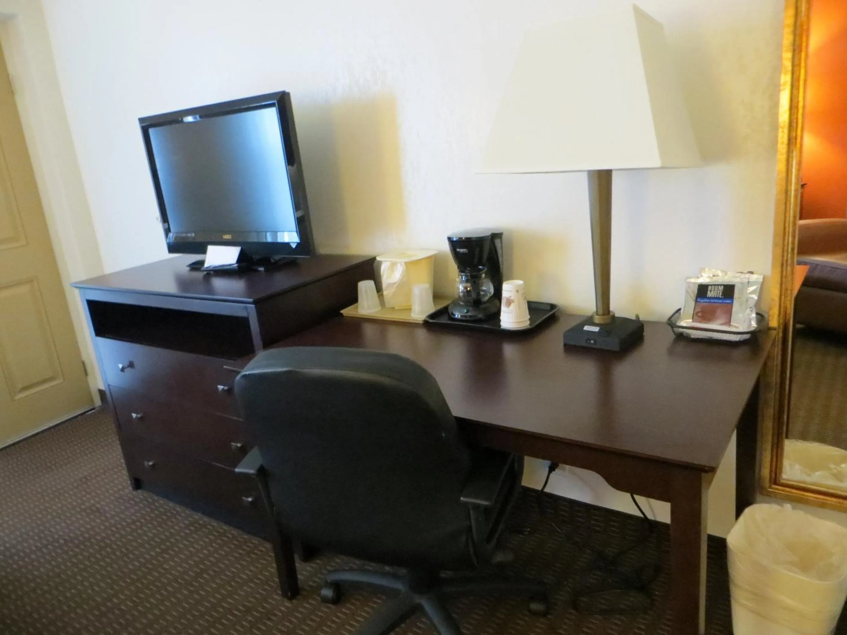 TV and multimedia in Days Inn by Wyndham Cave City