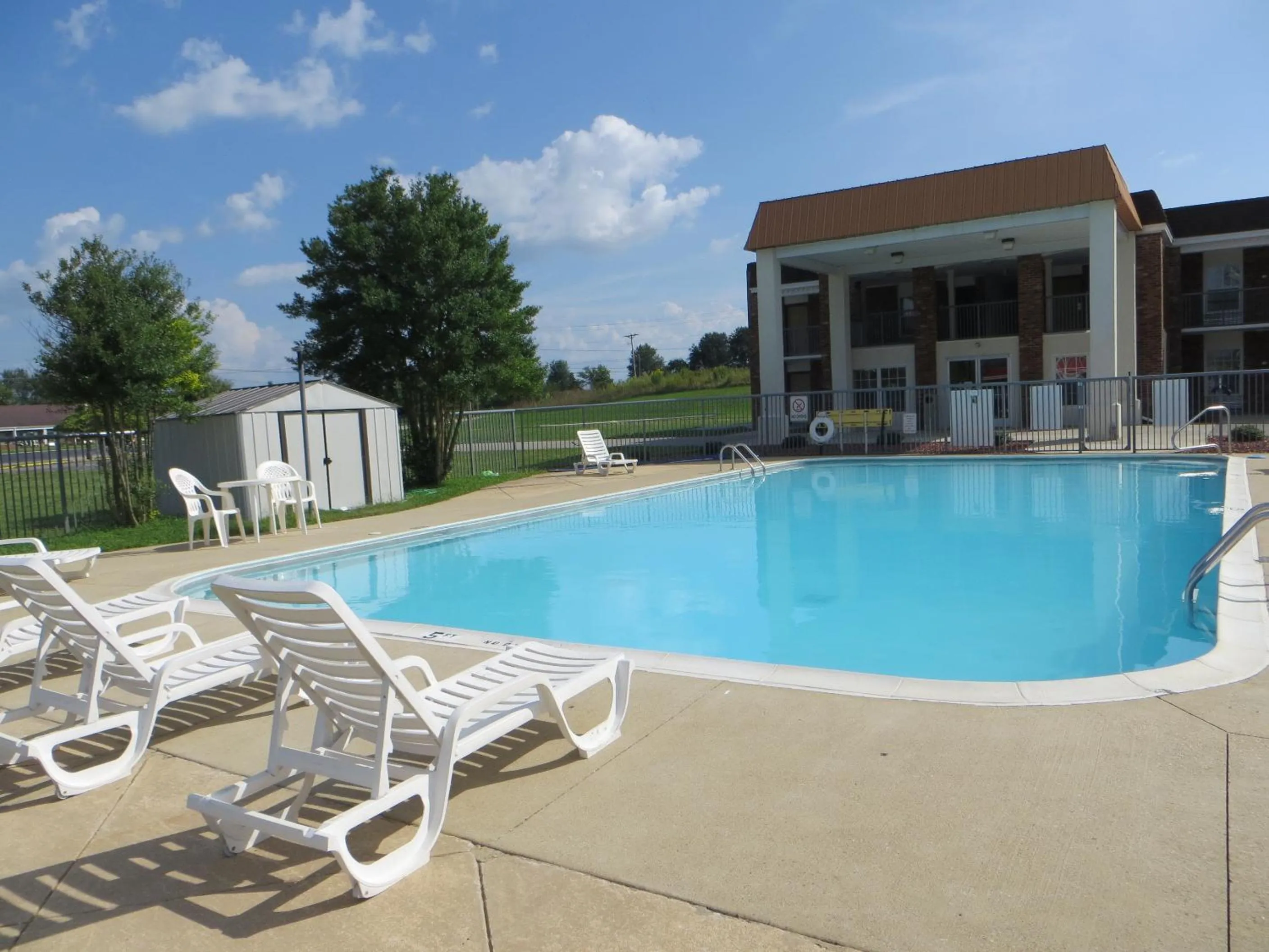 Swimming pool in Days Inn by Wyndham Cave City