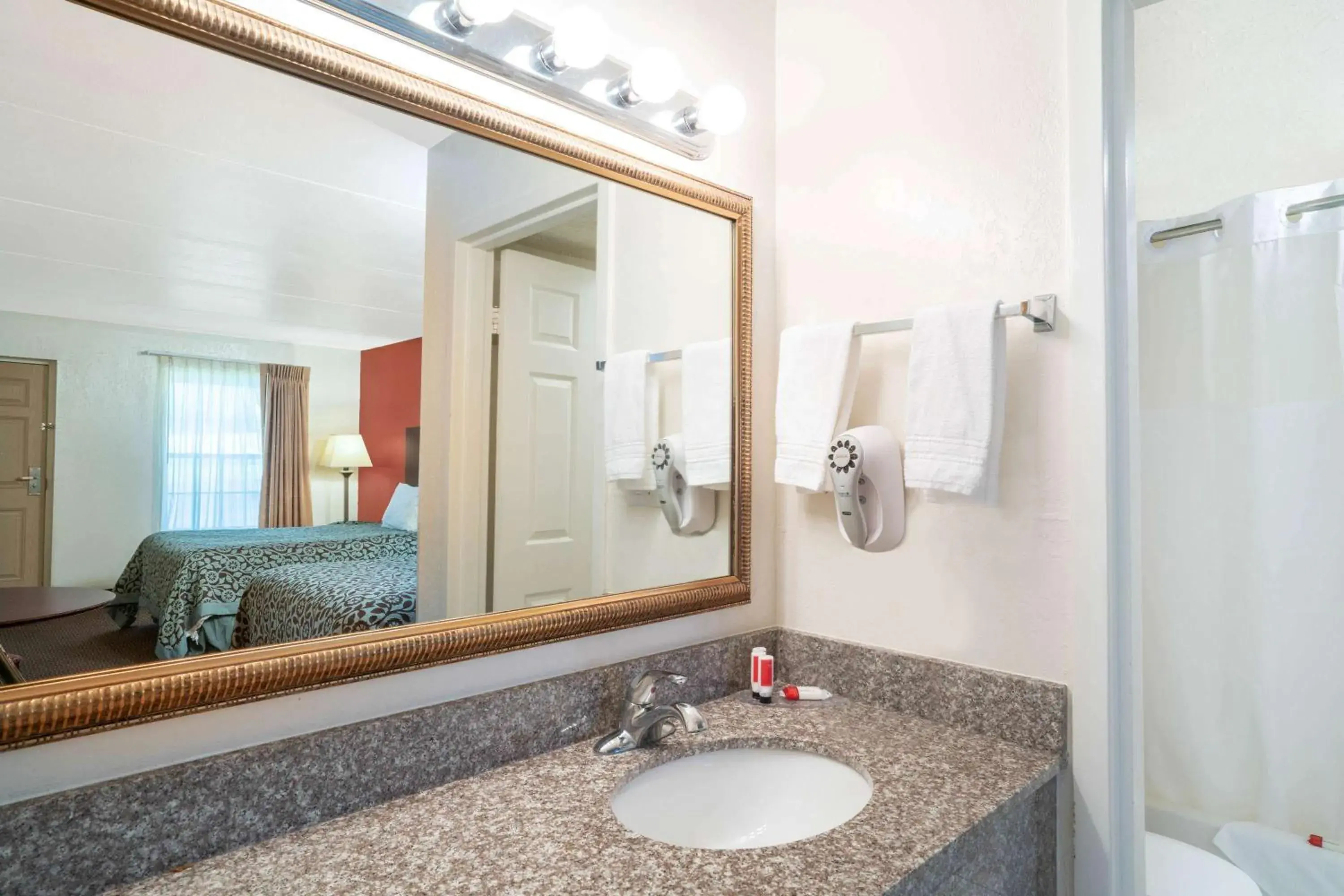 Double Room with Two Double Beds - Smoking in Days Inn by Wyndham Cave City Double Room with Two Double Beds - Smoking in Days Inn by Wyndham Cave City