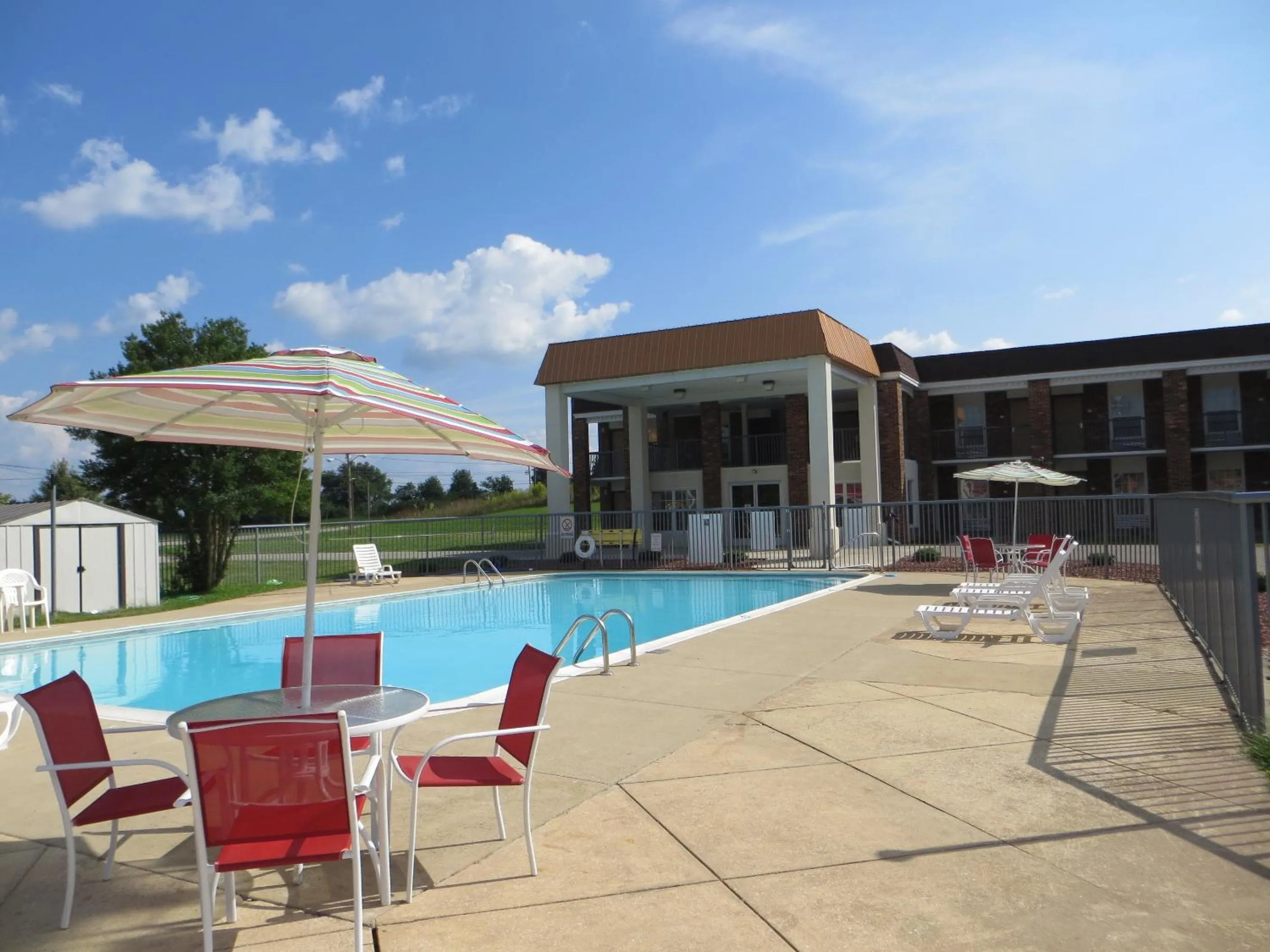 Swimming pool in Days Inn by Wyndham Cave City