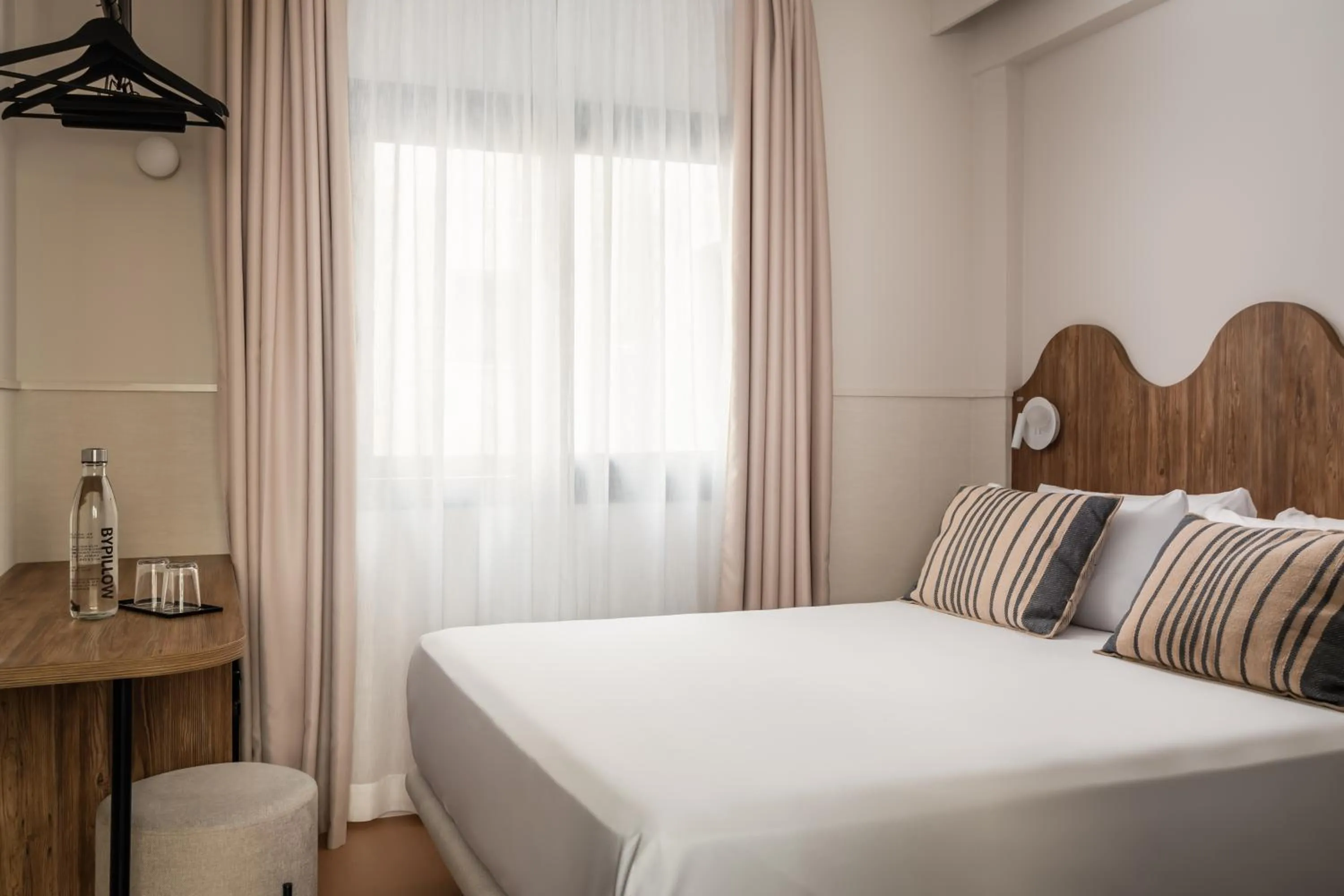 Bed in BYPILLOW Paseo