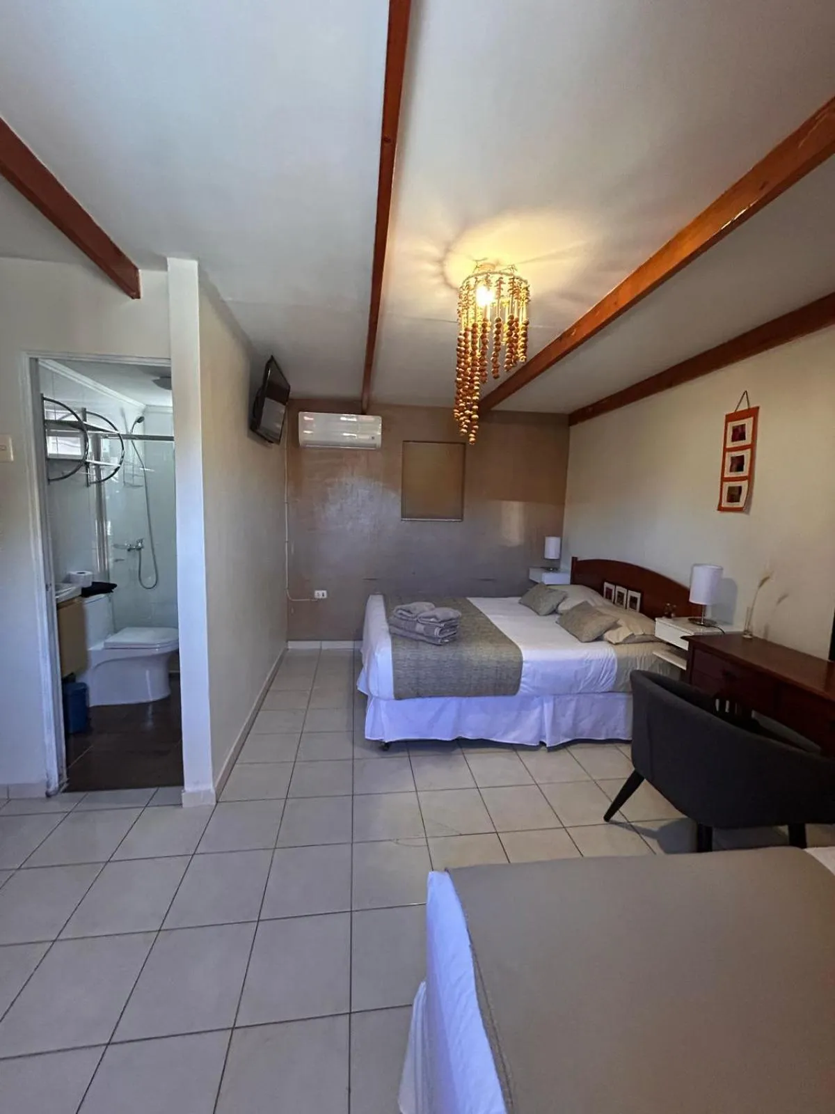 TV and multimedia, Bed in Hostal Katarpe