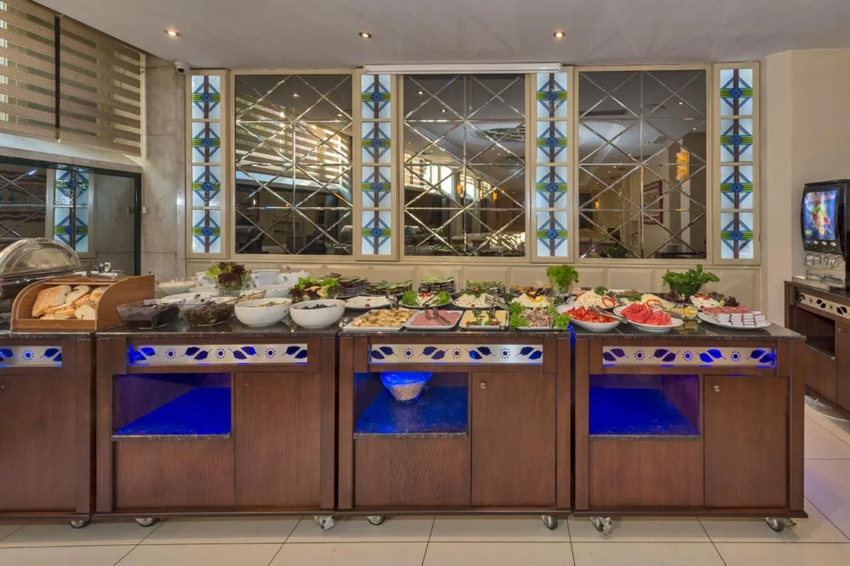 Restaurant/places to eat in Green Anka Hotel