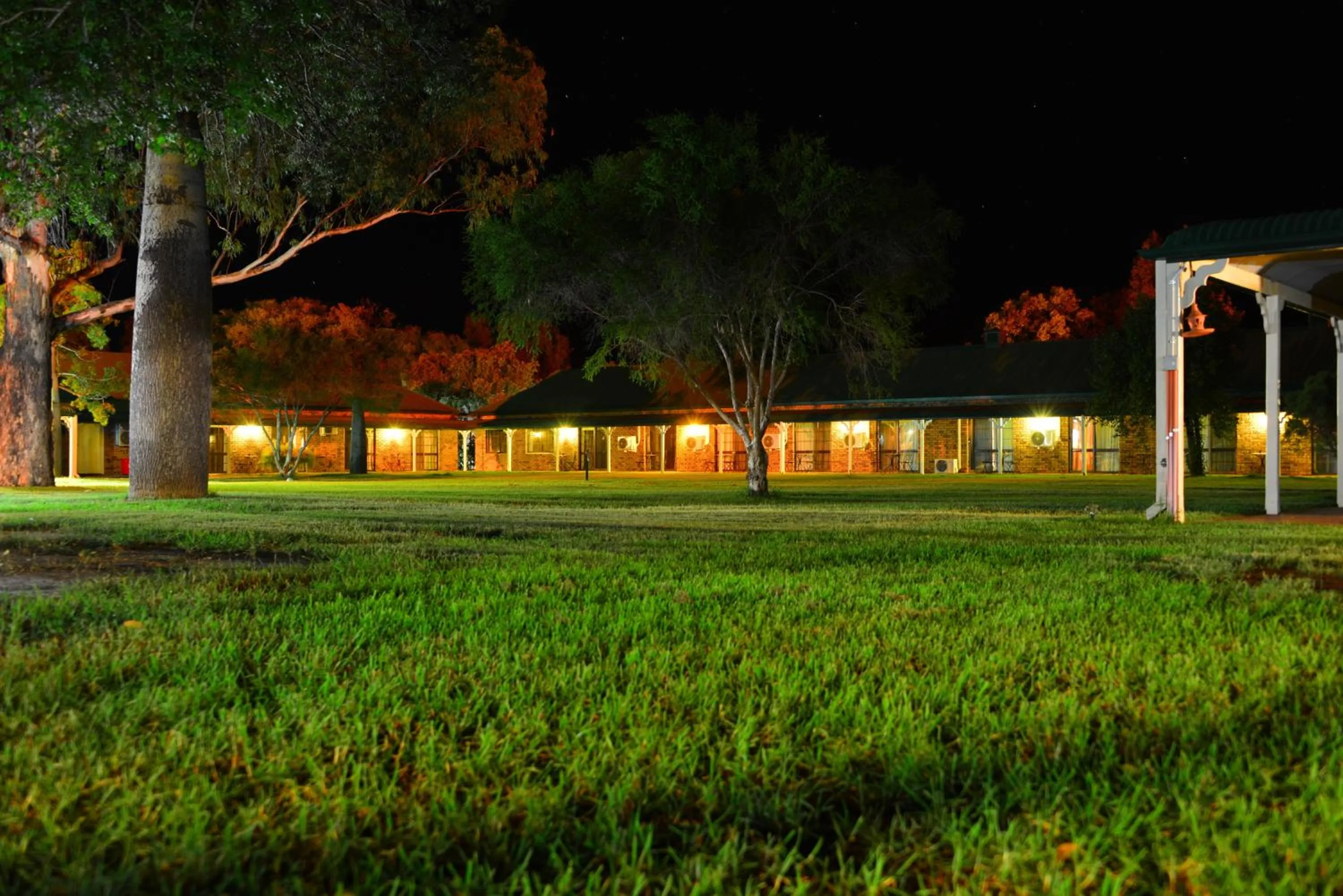 Property building in Overlander Homestead Motel