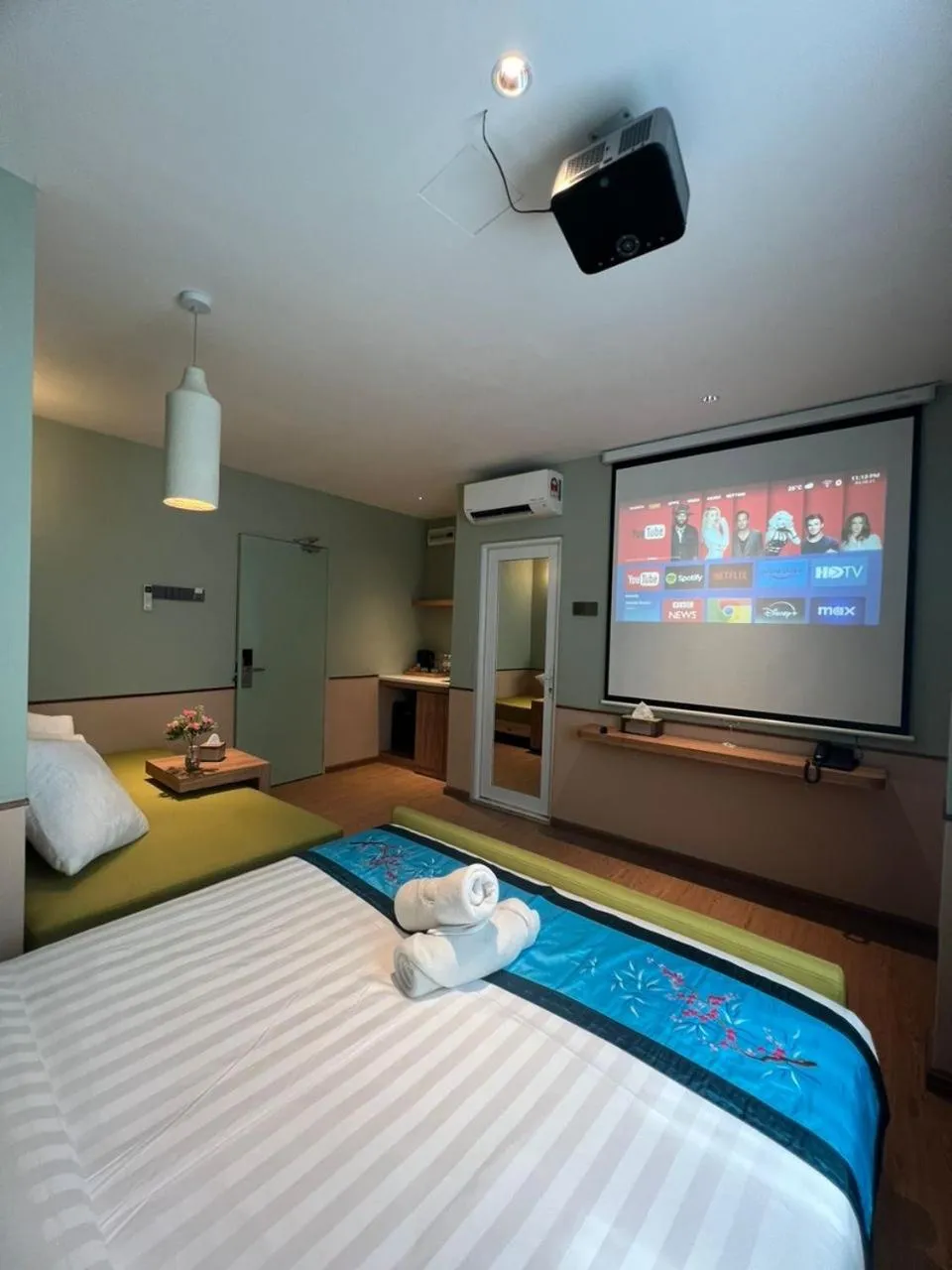 Communal lounge/ TV room, Bed in Swiss Hotel Heritage Boutique Melaka