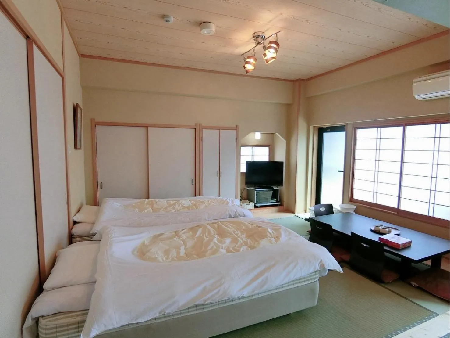 Family Suite with Balcony in Minshuku Inn Shirahama Ekinoyado