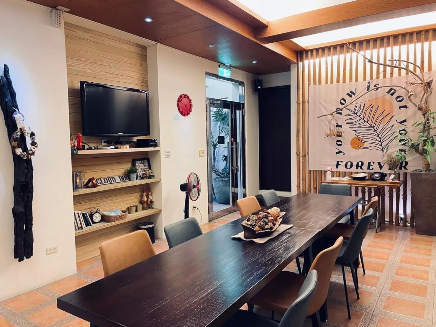 Communal lounge/ TV room in Cloud Inn