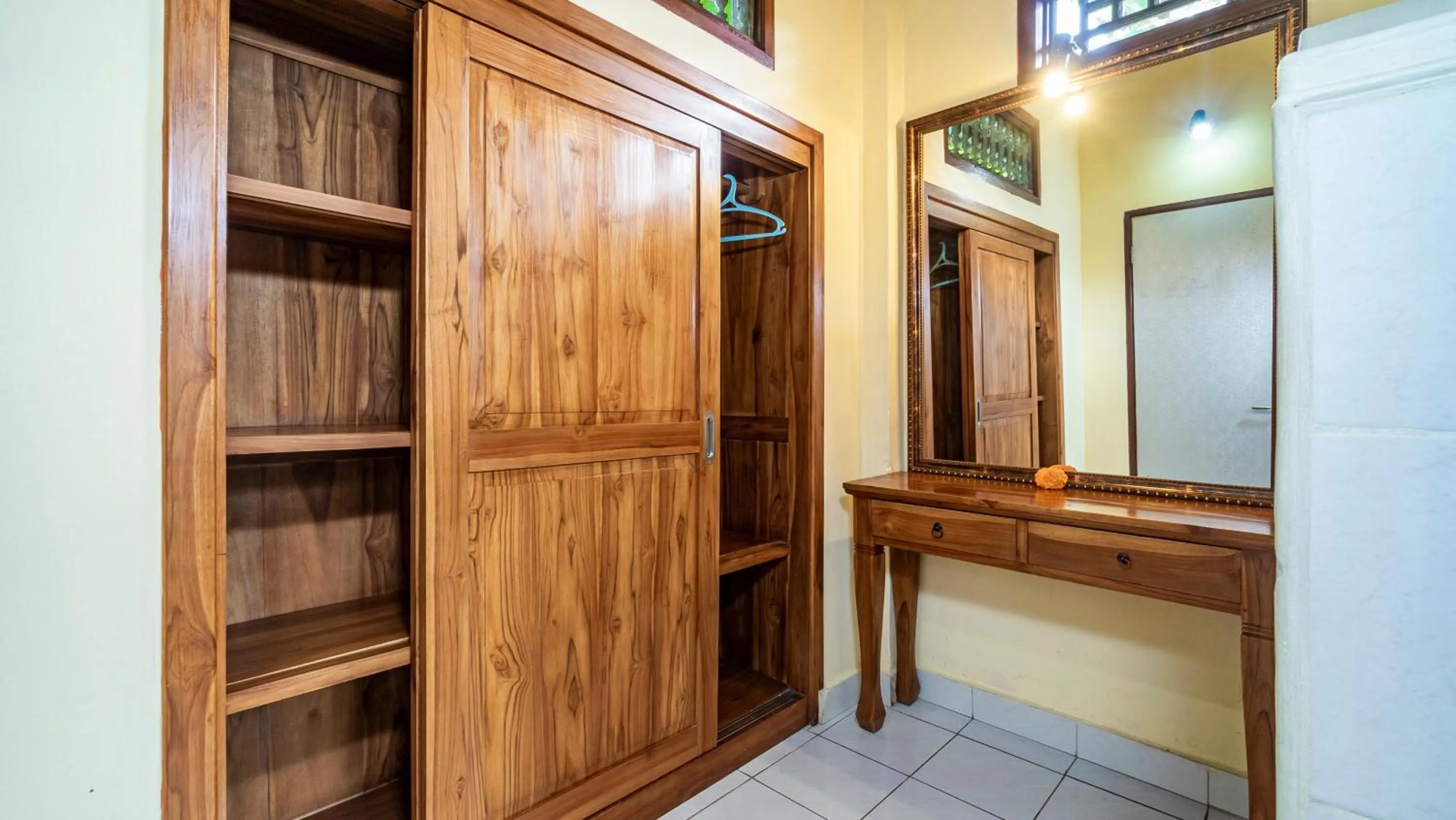 wardrobe in Cafe Wayan Cottages Senggigi