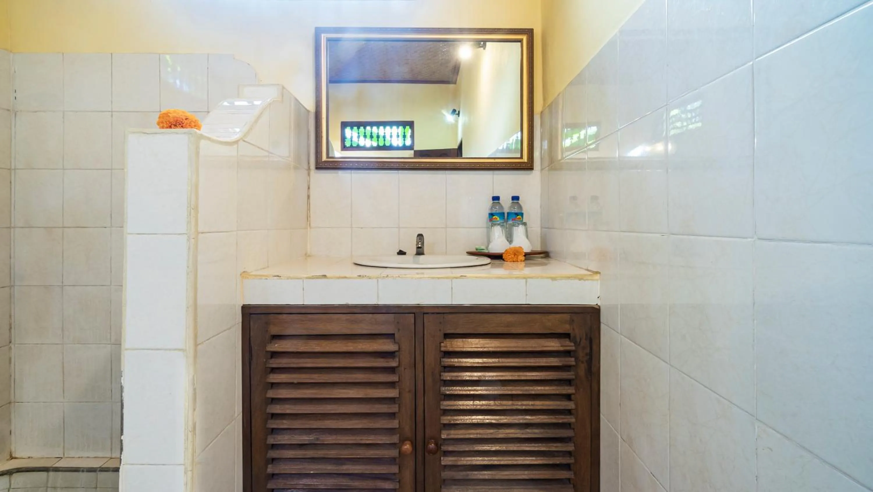Bathroom in Cafe Wayan Cottages Senggigi