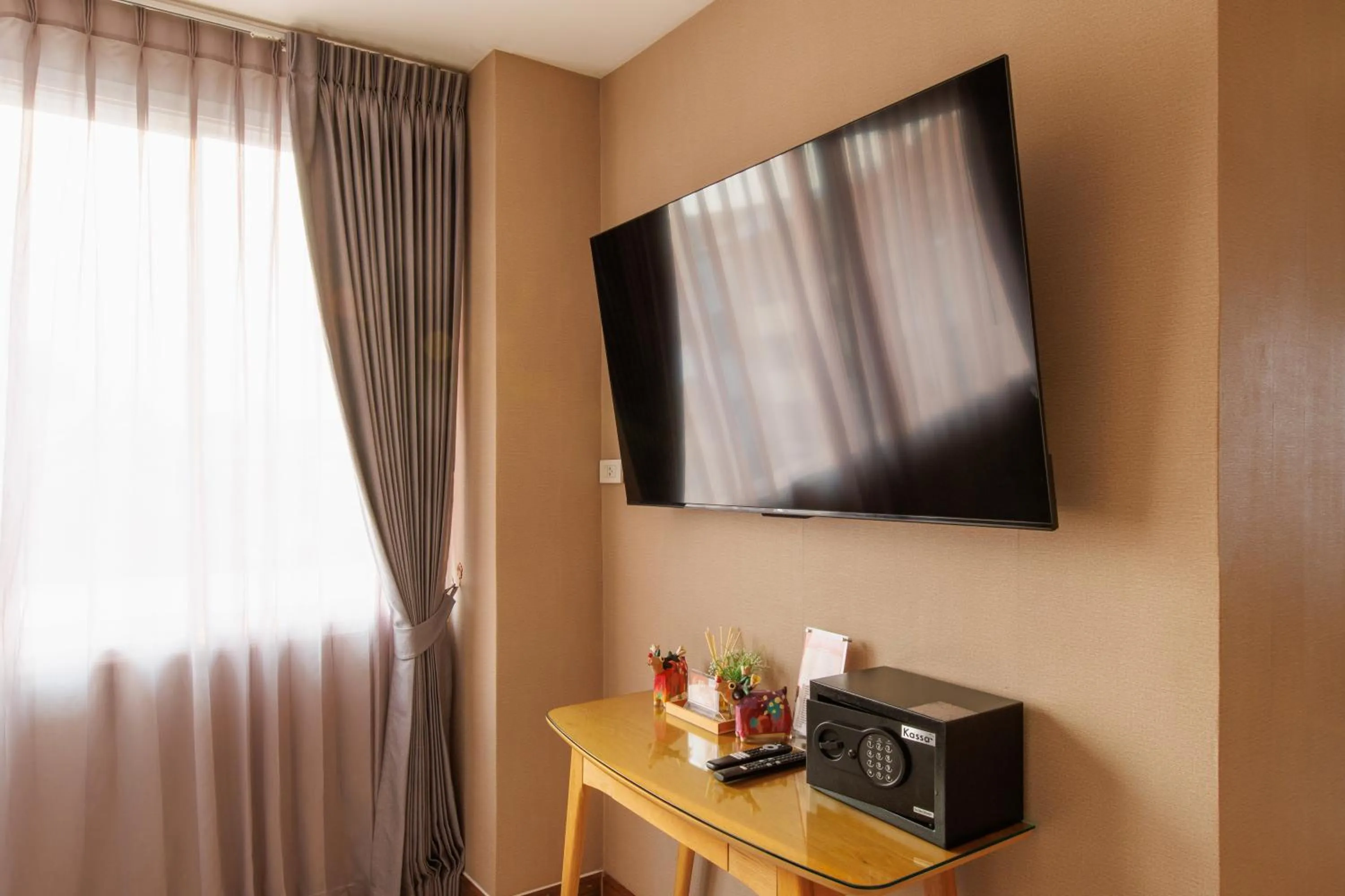 TV and multimedia in Chala Number 2 Art and Gallery