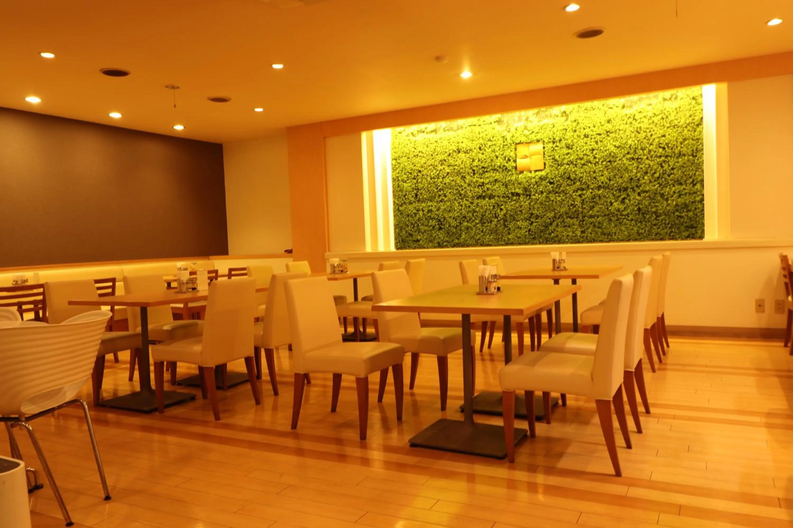 Restaurant/places to eat in Hotel Green Arbor
