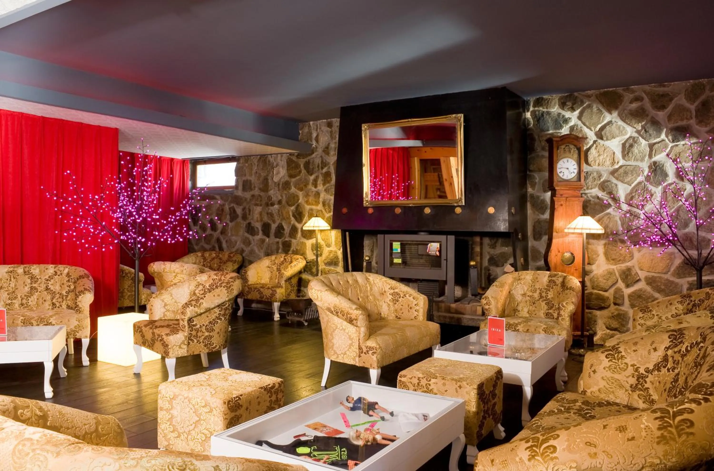 Communal lounge/ TV room in Madame Vacances Hôtel et Spa Ibiza