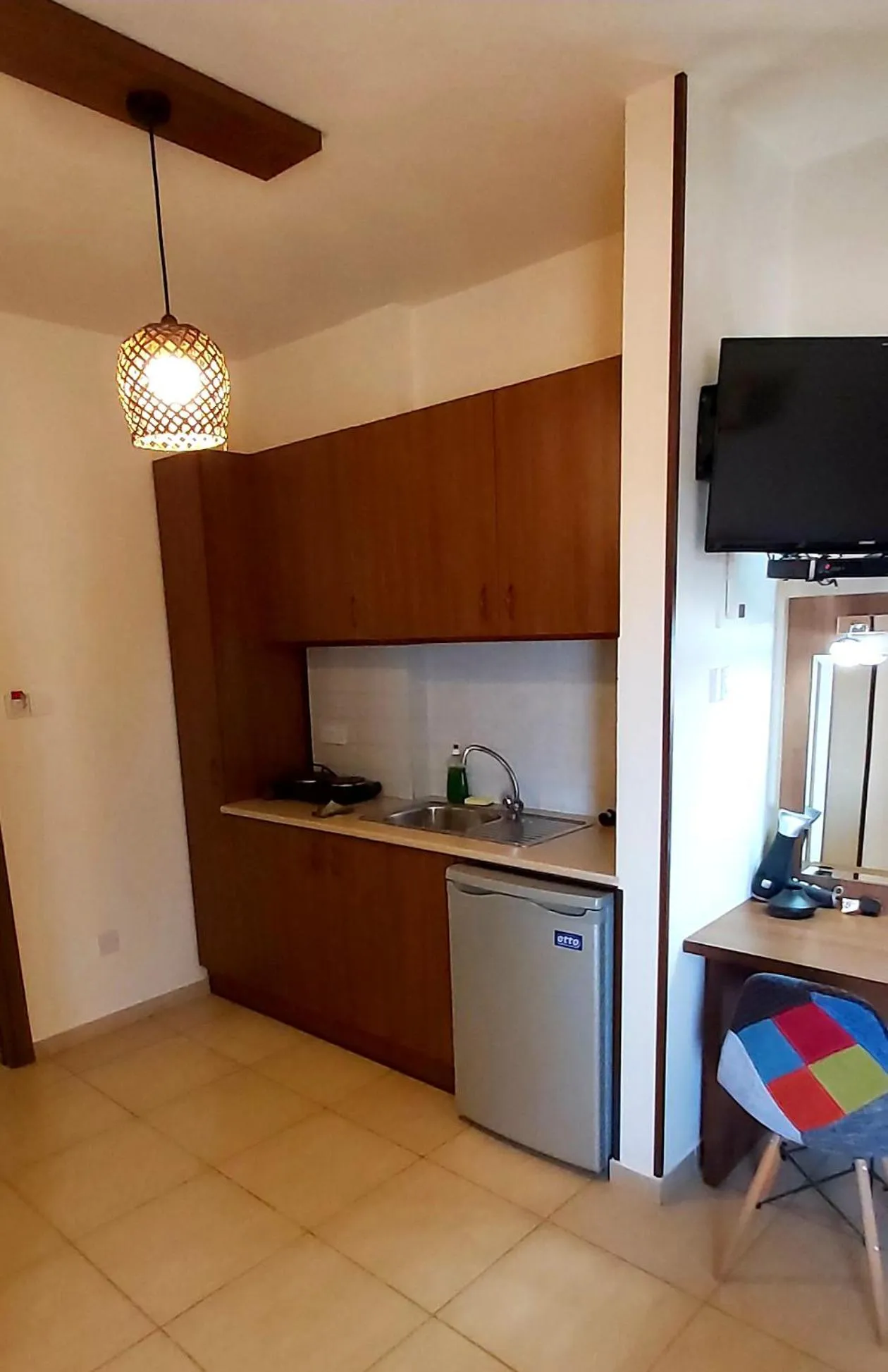 Kitchen or kitchenette in Lakis Court