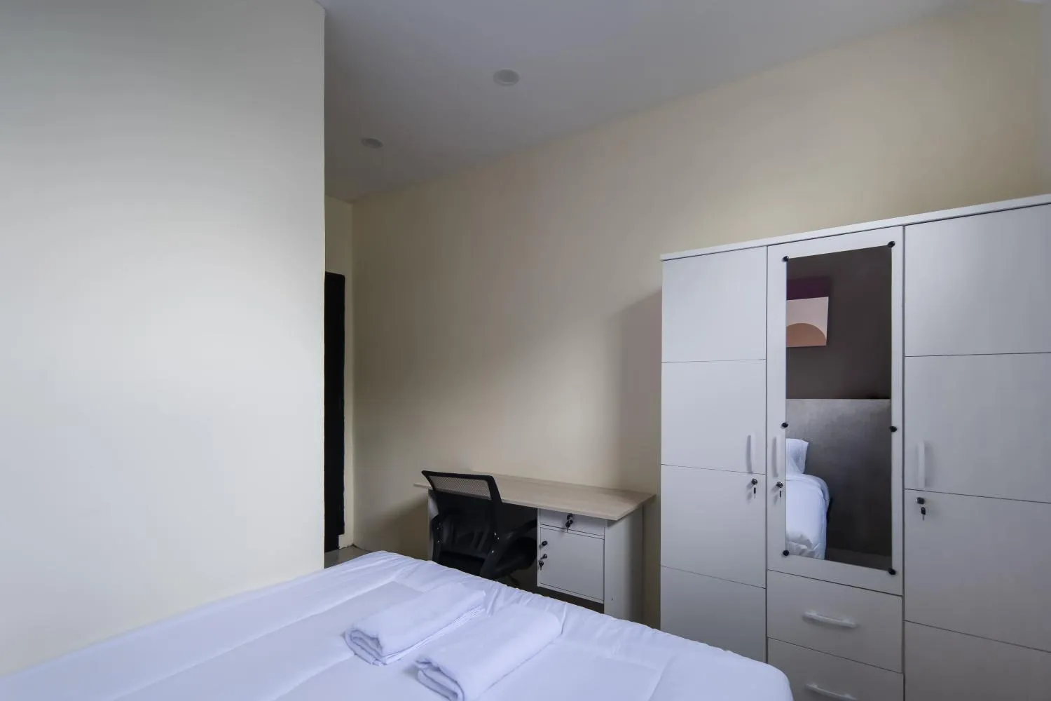 Photo of the whole room, Bed in Cove Veranda