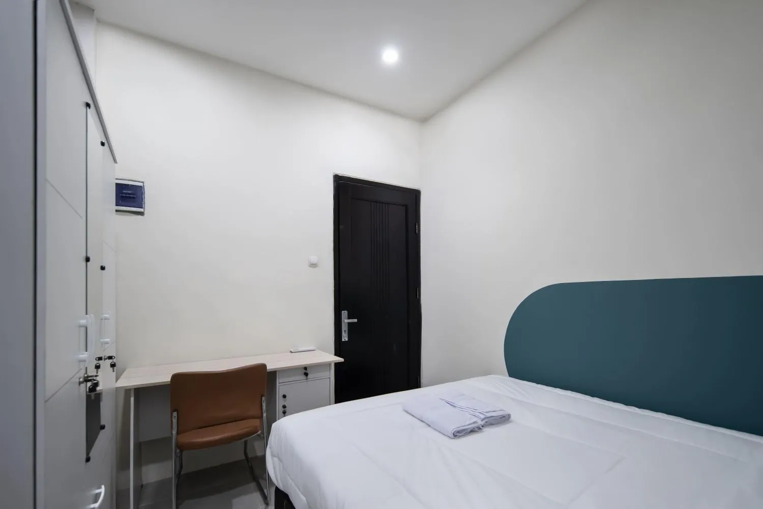 Photo of the whole room, Bed in Cove Veranda