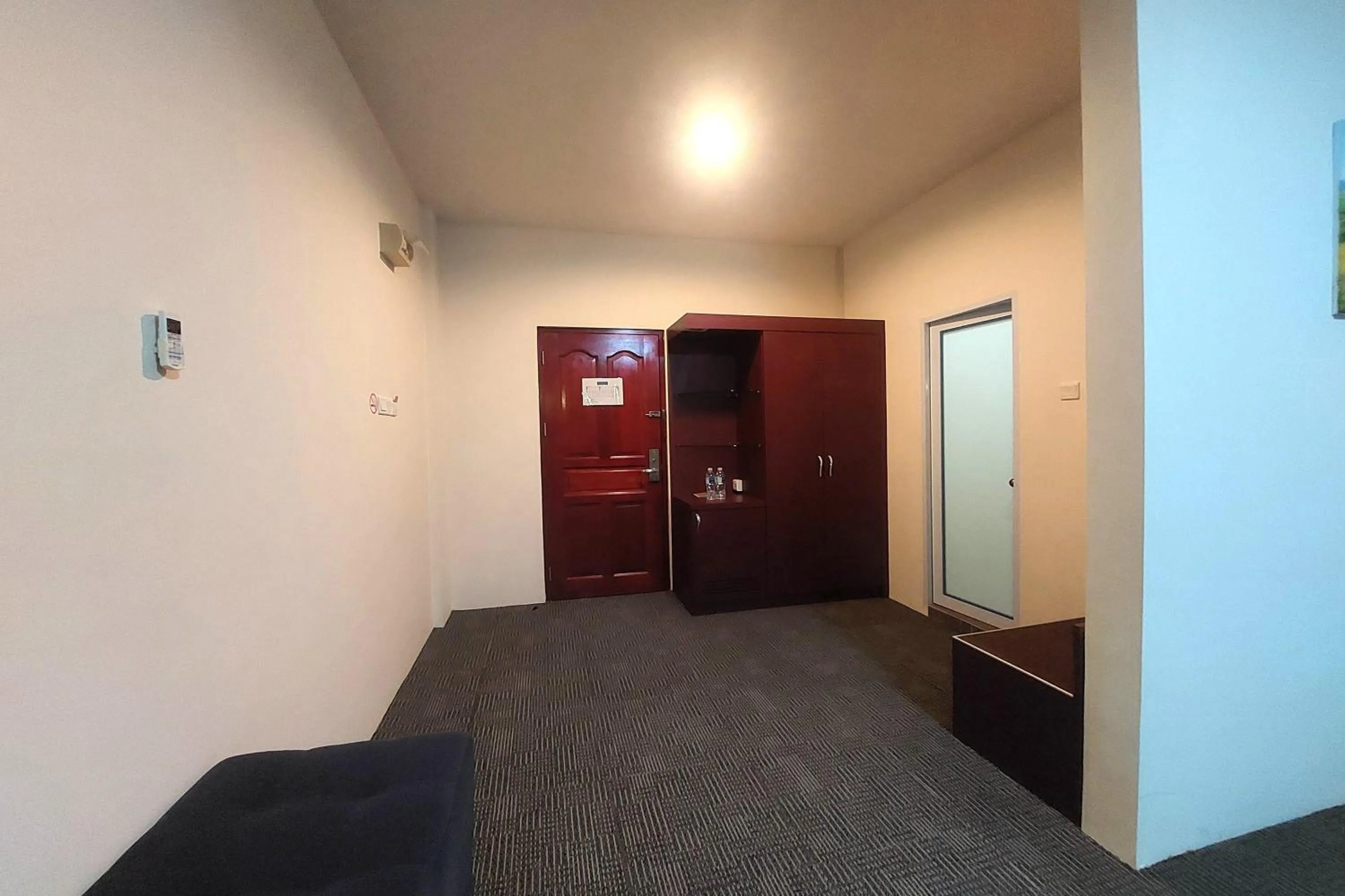 wardrobe in D'MERLION HOTEL